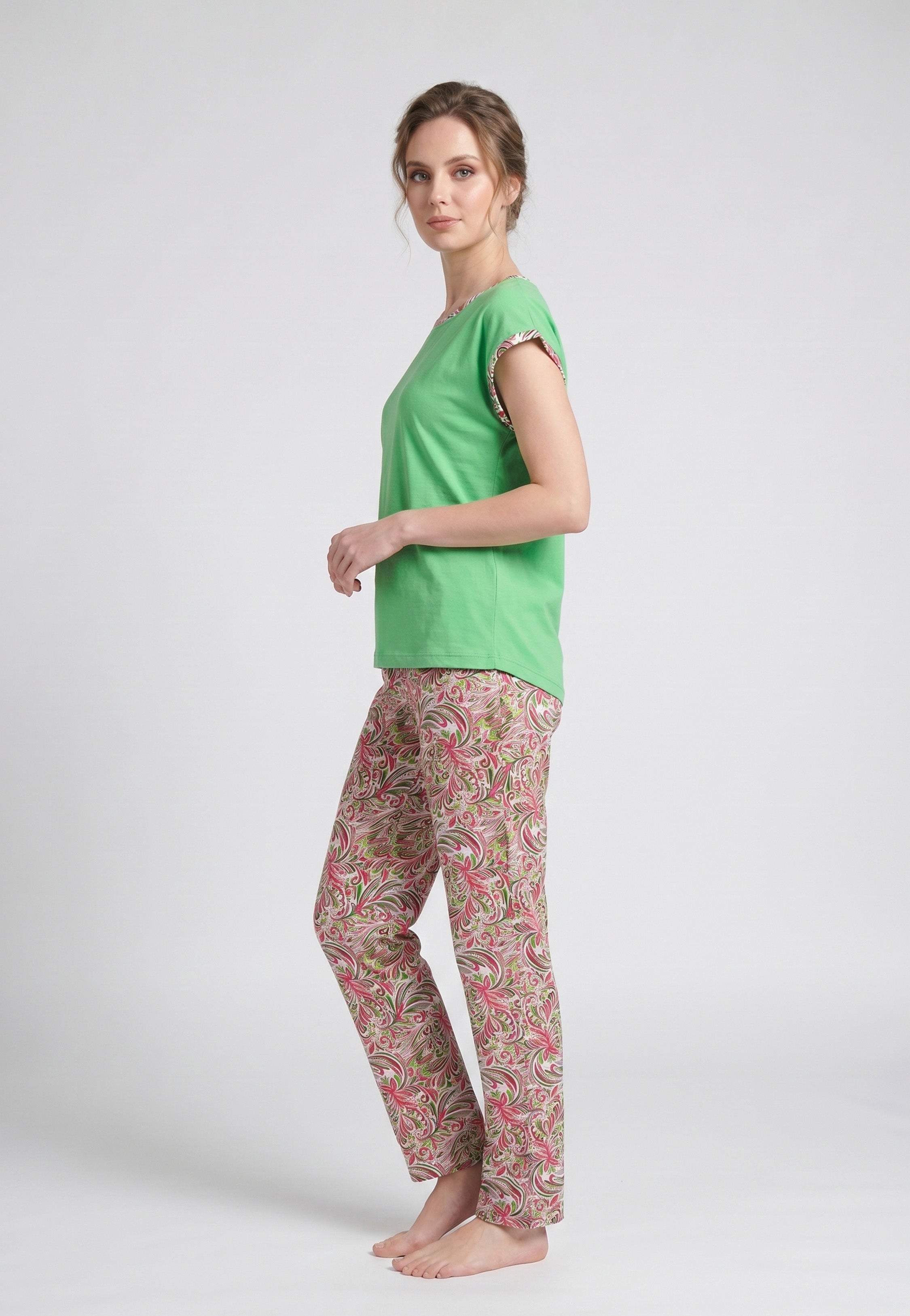Femme portant un pyjama deux pièces t-shirt vert clair liseré fleuri au col et manches et pantalon long imprimé aquarelle fleuri multicolore Rosabella Rosalinda