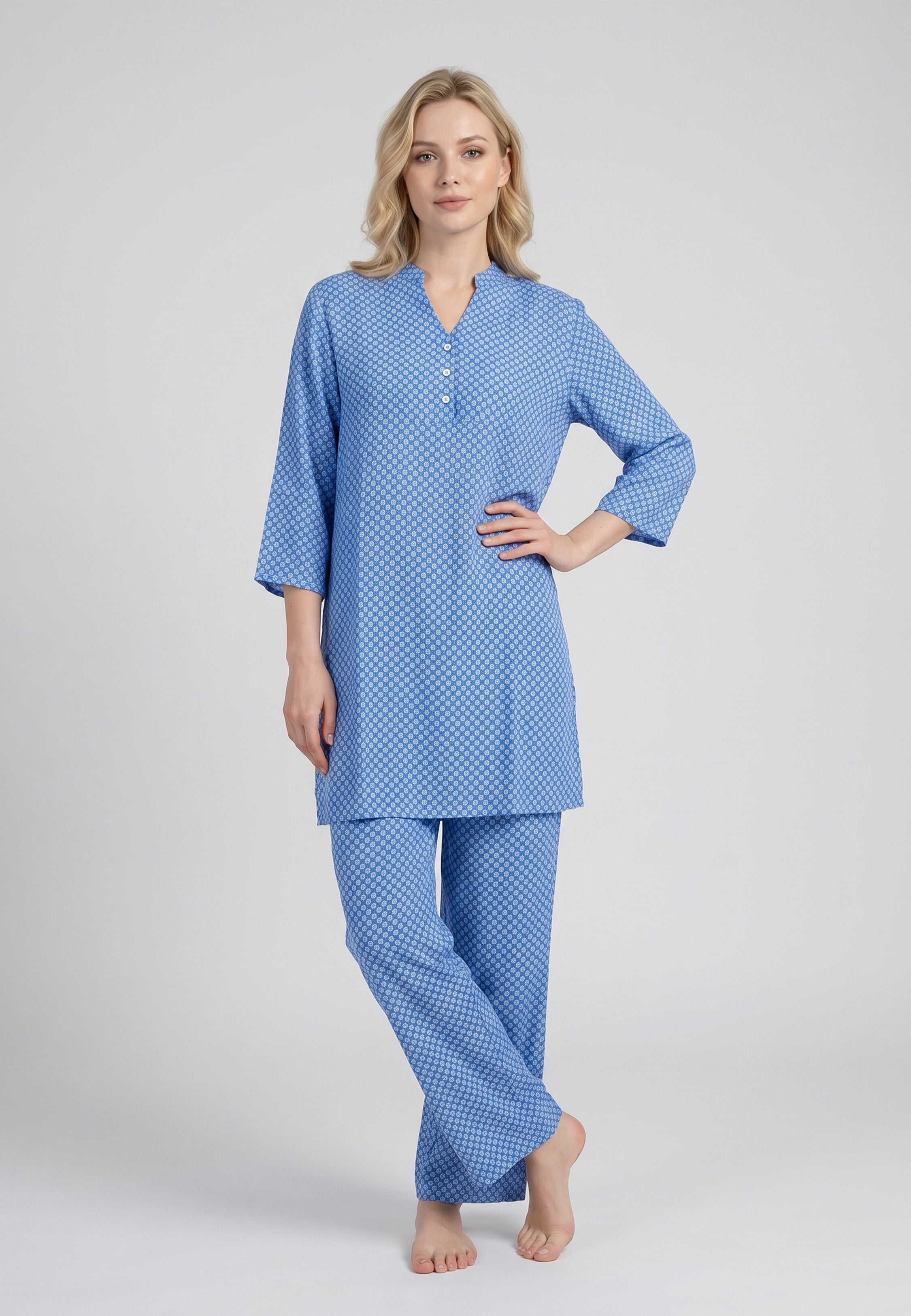 Femme portant un pyjama deux pièces bleu à micro imprimé géométrique