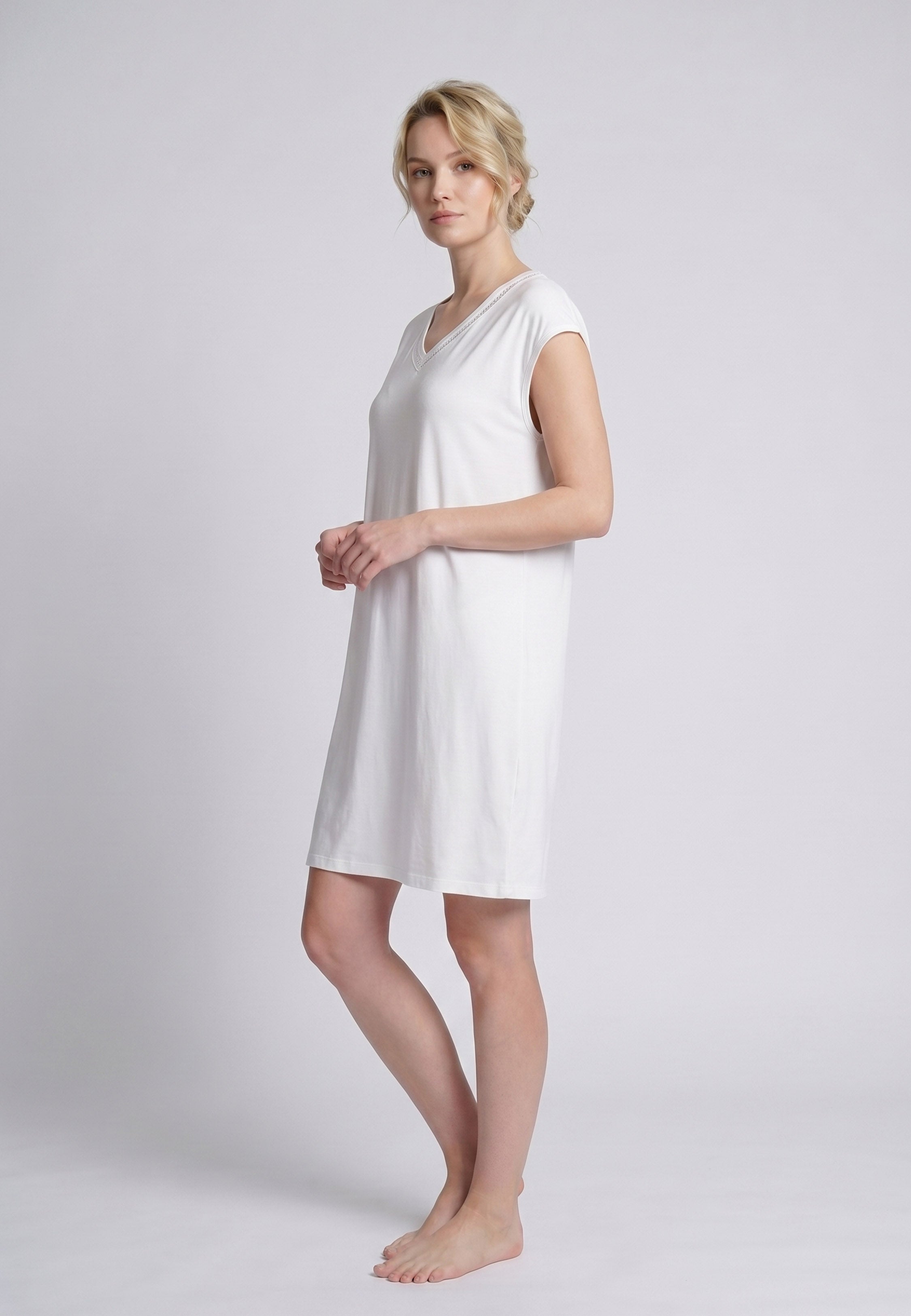 Femme portant une robe de nuit courte col V dentelle unie blanc Rosabella Cozy Comforts