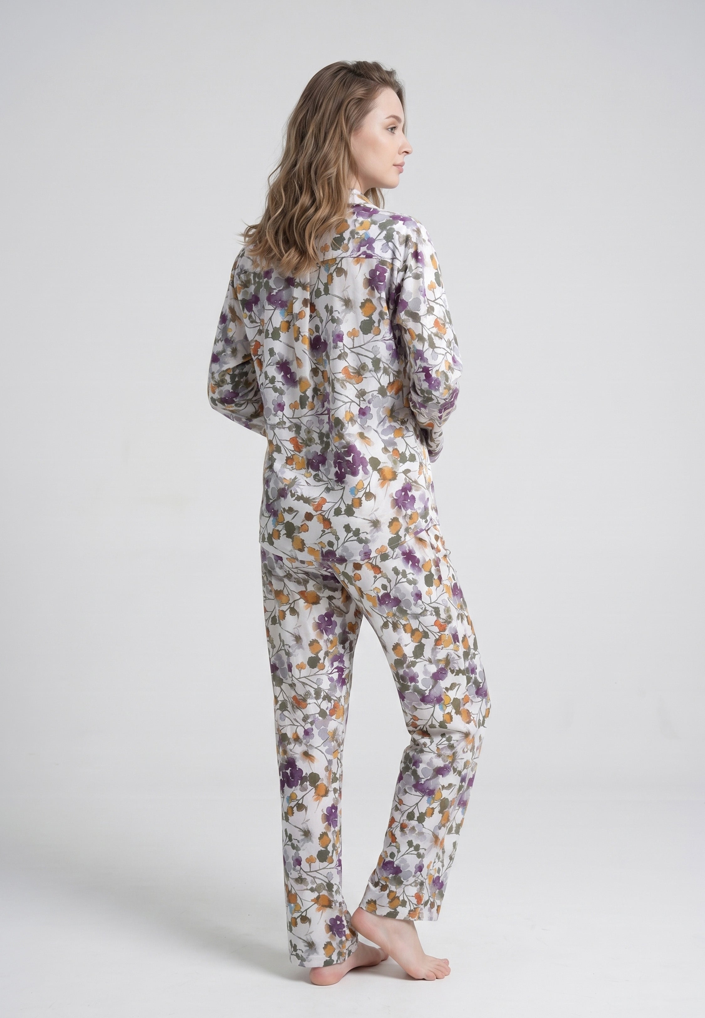 Femme portant un pyjama deux pièces chemise boutonnée col pyjama manches longues imprimé fleuri multicolore mauve orangé et kaki et pantalon droit assorti Rosabella Soft Bloom