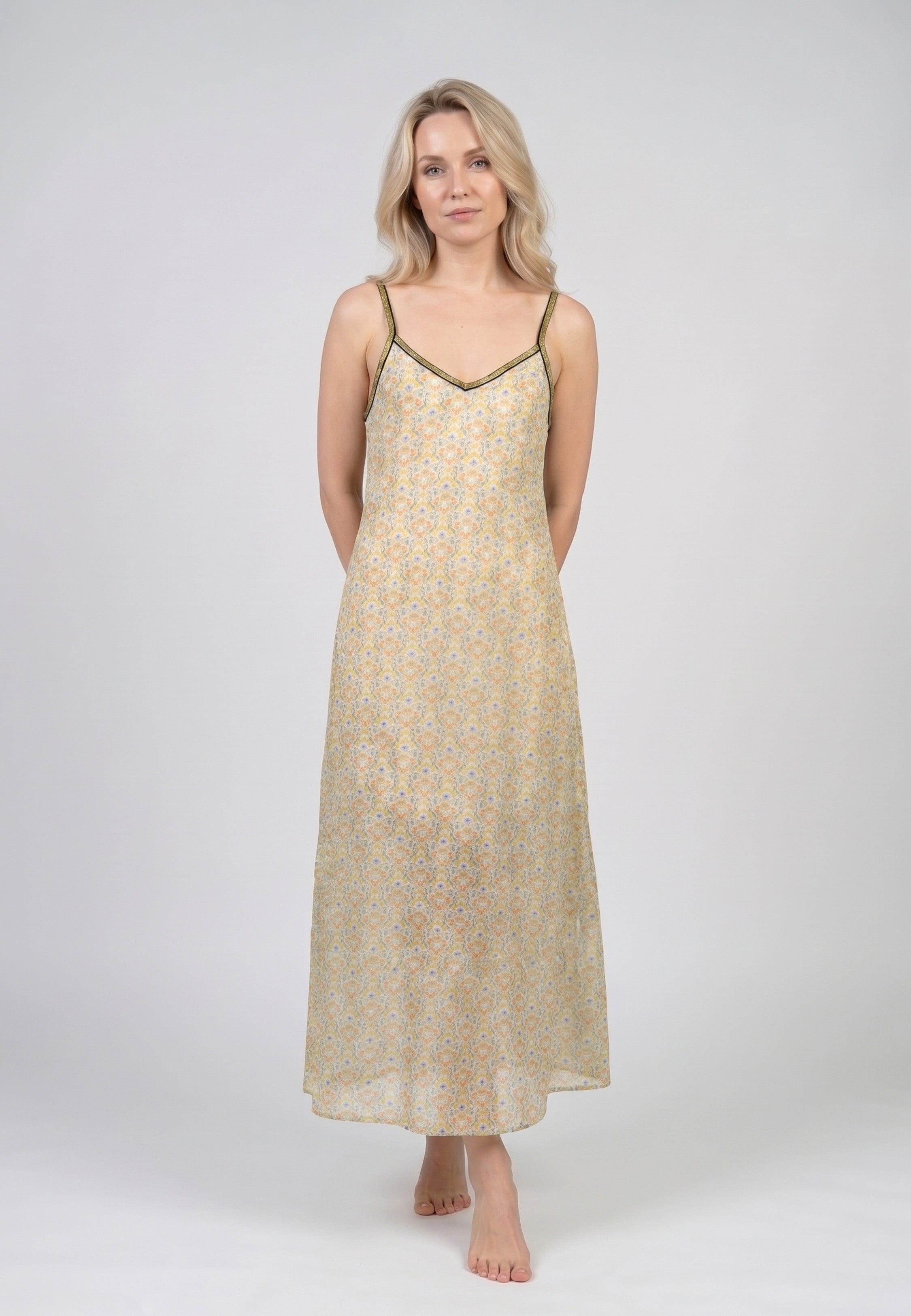 Robe nuisette longue bretelles col V fond jaune ocre imprimé floral avec liséré doré