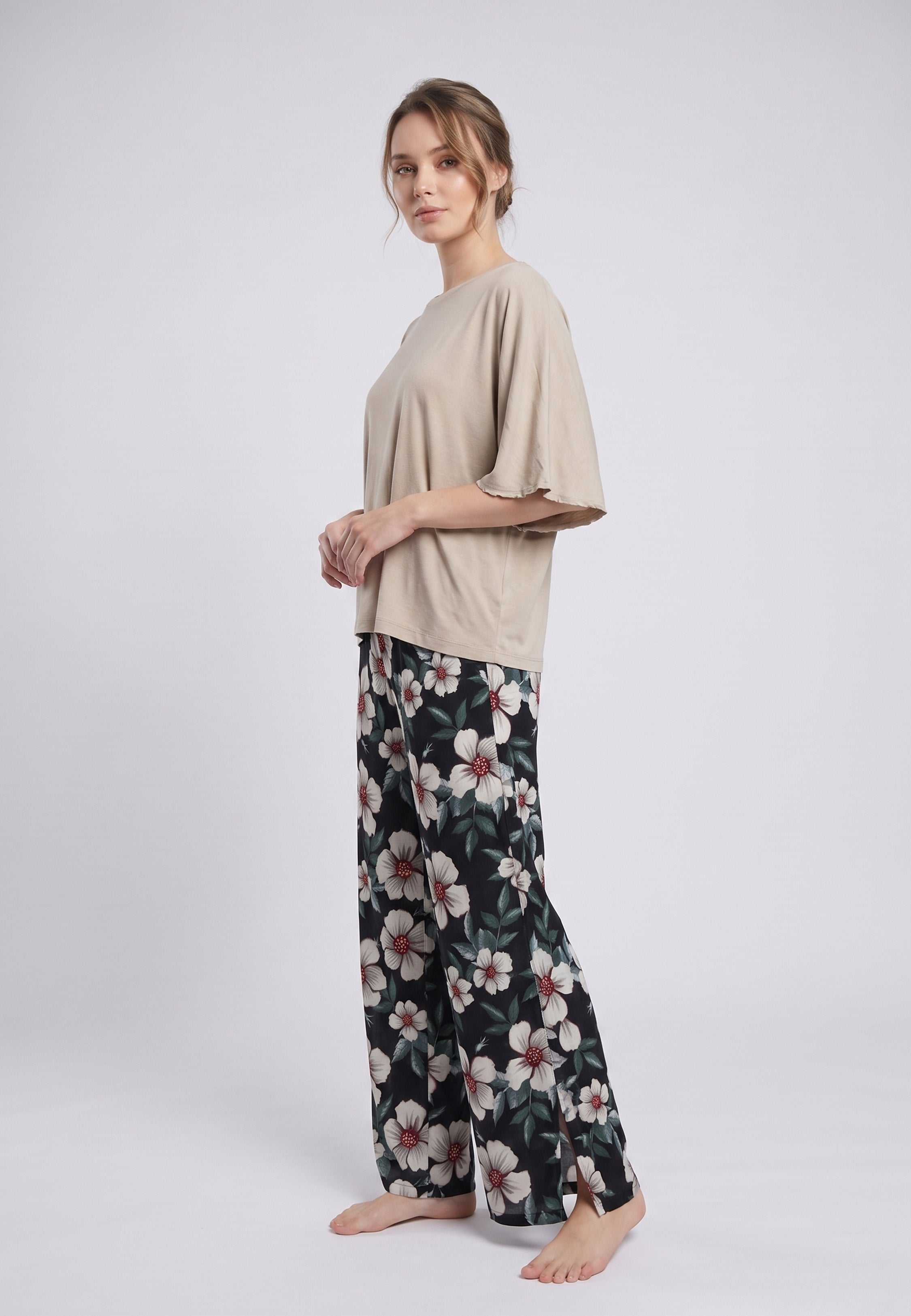 Pyjama pantalon long deux pièces T-shirt col rond beige manches papillon évasées et pantalon large fond noir imprimé grandes fleurs hibiscus blanc et bordeaux