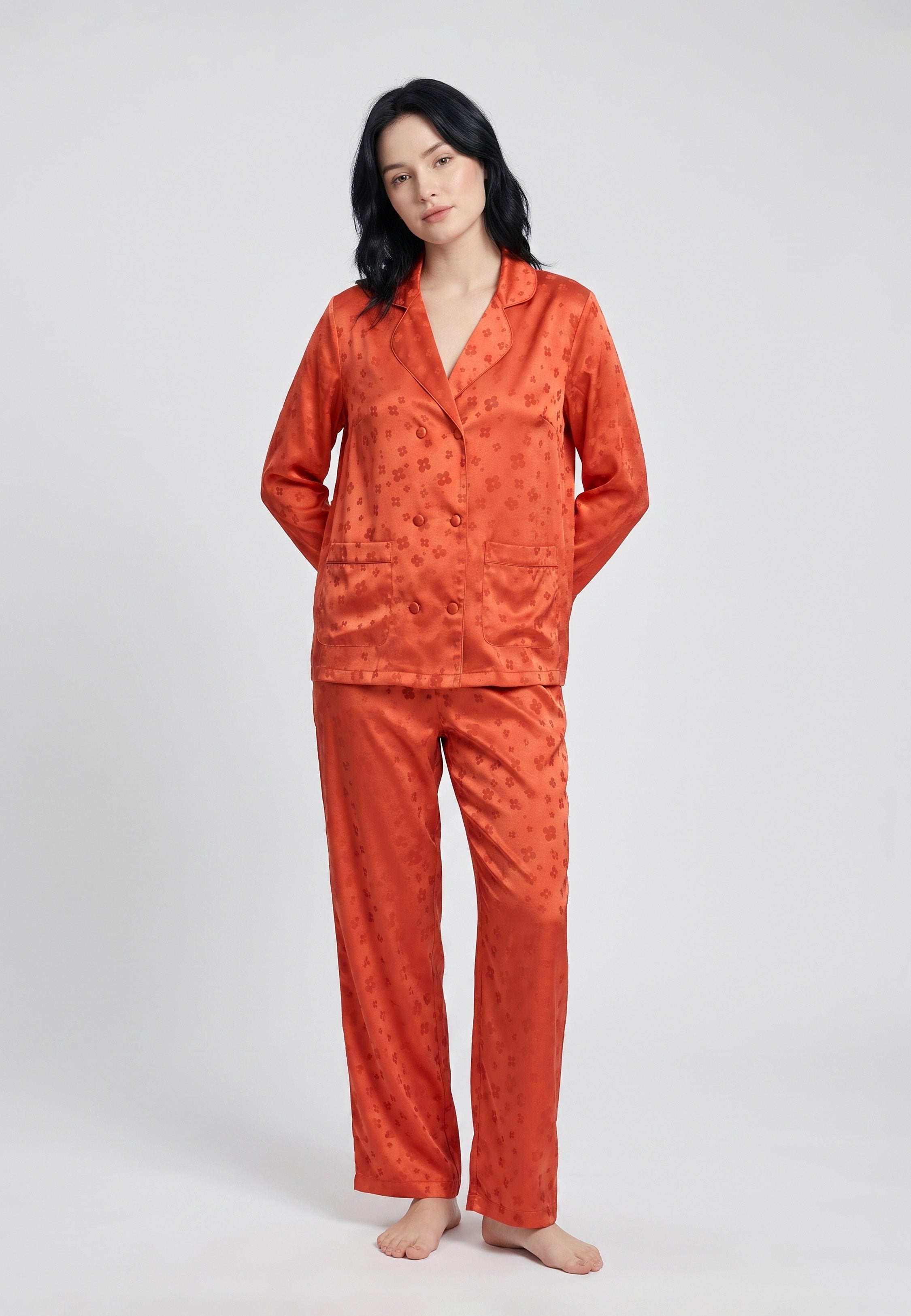 Pyjama femme en satin terracotta à motif fleuri avec chemise manches longues et pantalon droit