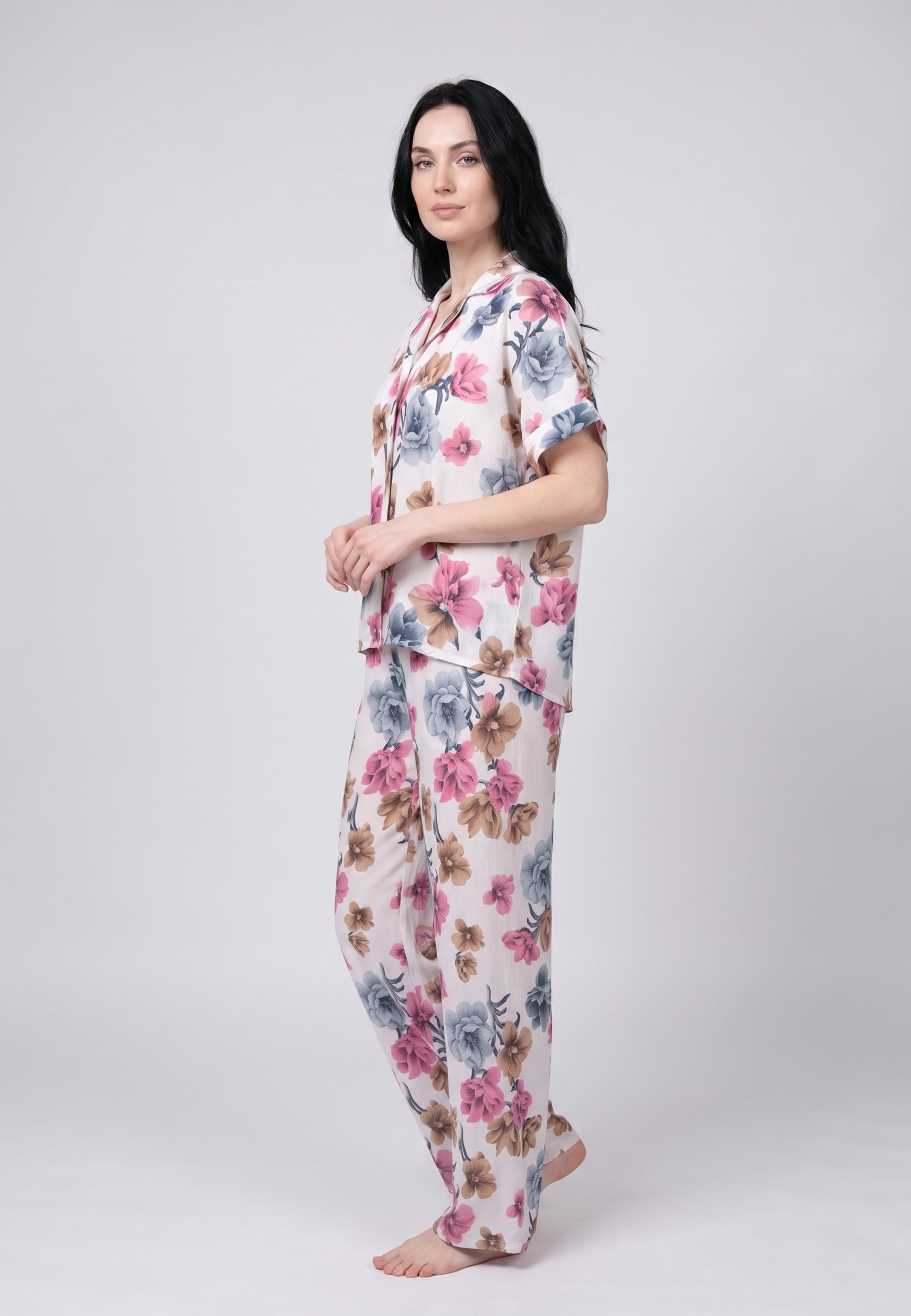 Pyjama deux pièces chemise col réver boutonnée manches courtes et pantalon large imprimé grandes fleurs fond blanc assortis