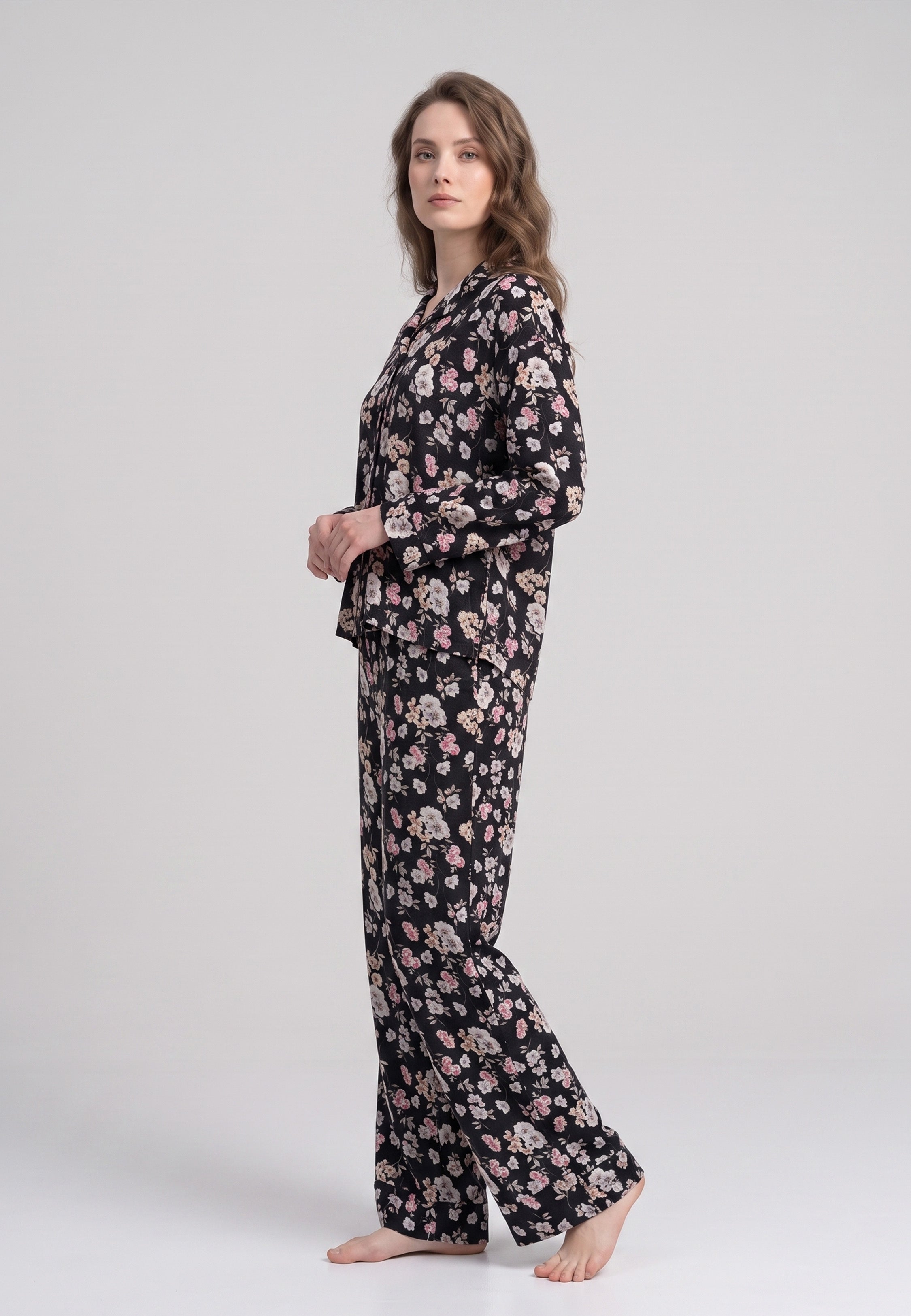 Femme portant un chemise manches longues & pantalon large fleuri rose fond noir Rosabella