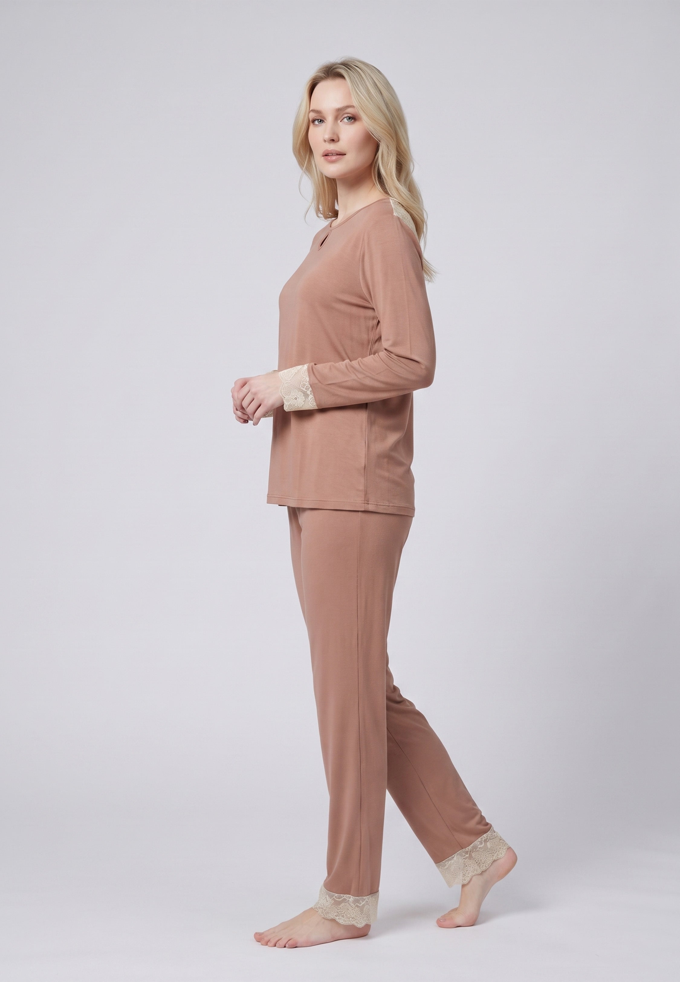 Femme portant pyjama haut col rond goutte & pantalon long poignets dentelle Rosabella