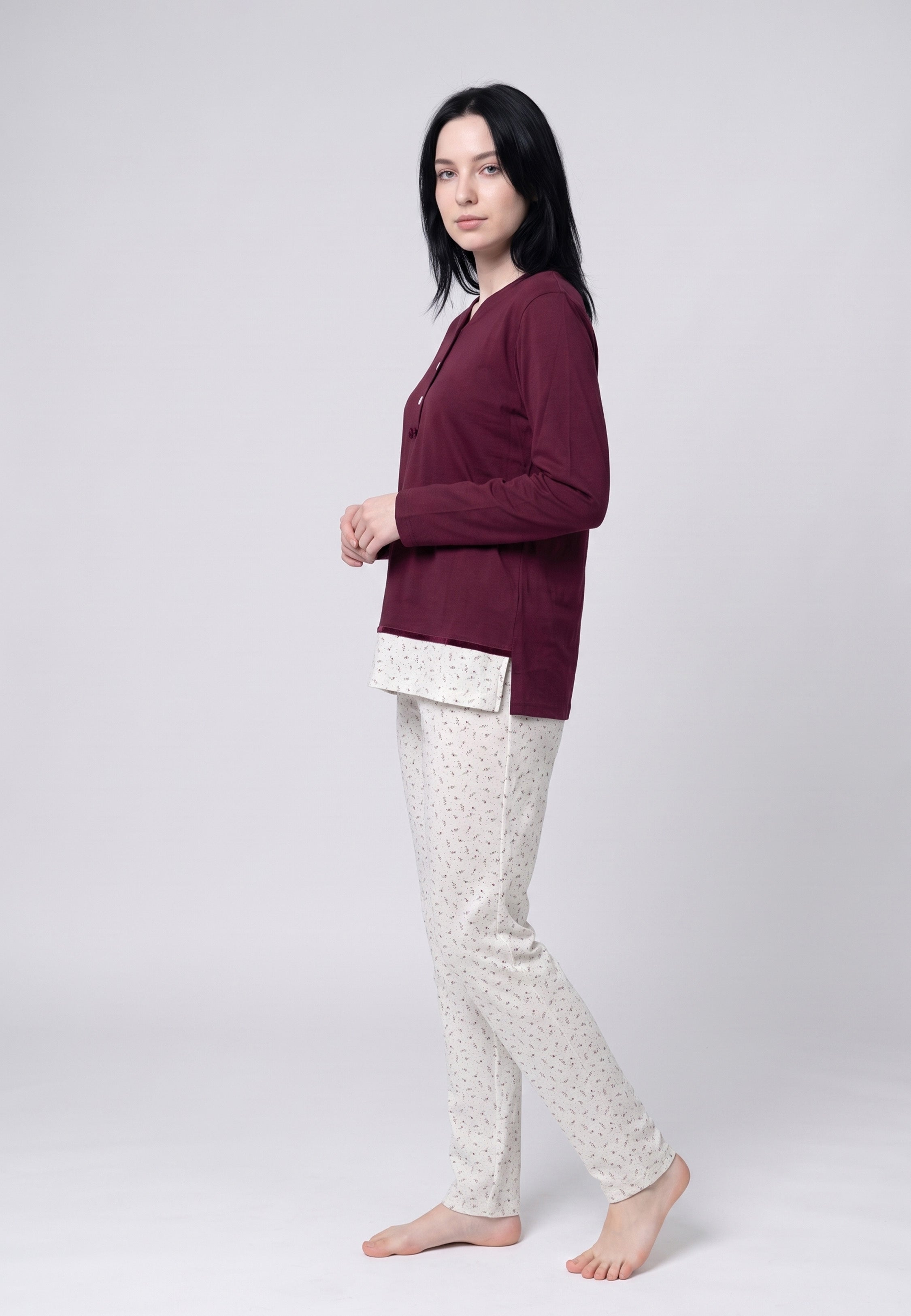 Femme portant pyjama haut bordeaux patte boutonnée & pantalon imprimé fleurettes Rosabella