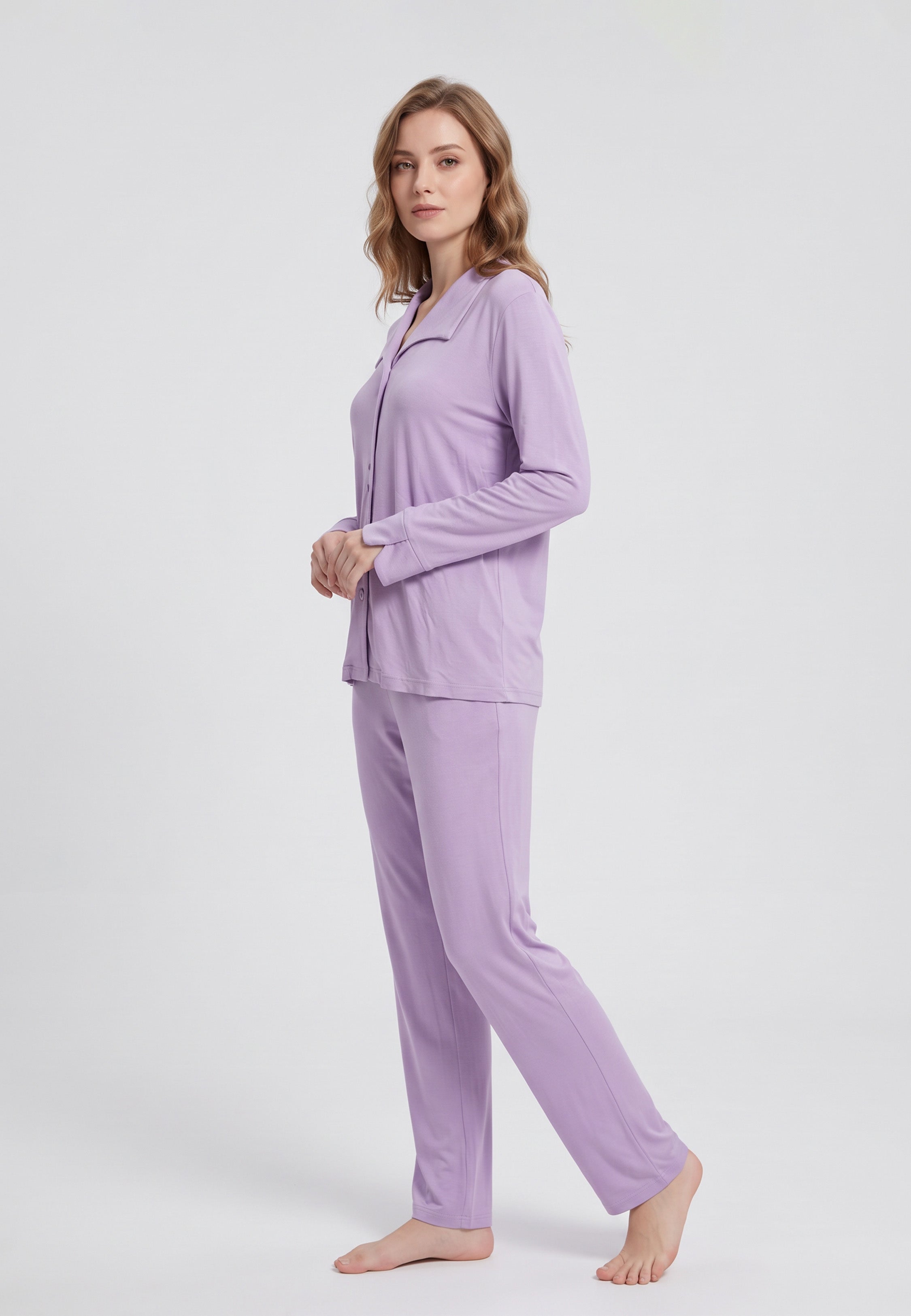 Femme portant pyjama haut col ouvert boutonné & pantalon long mauve Rosabella