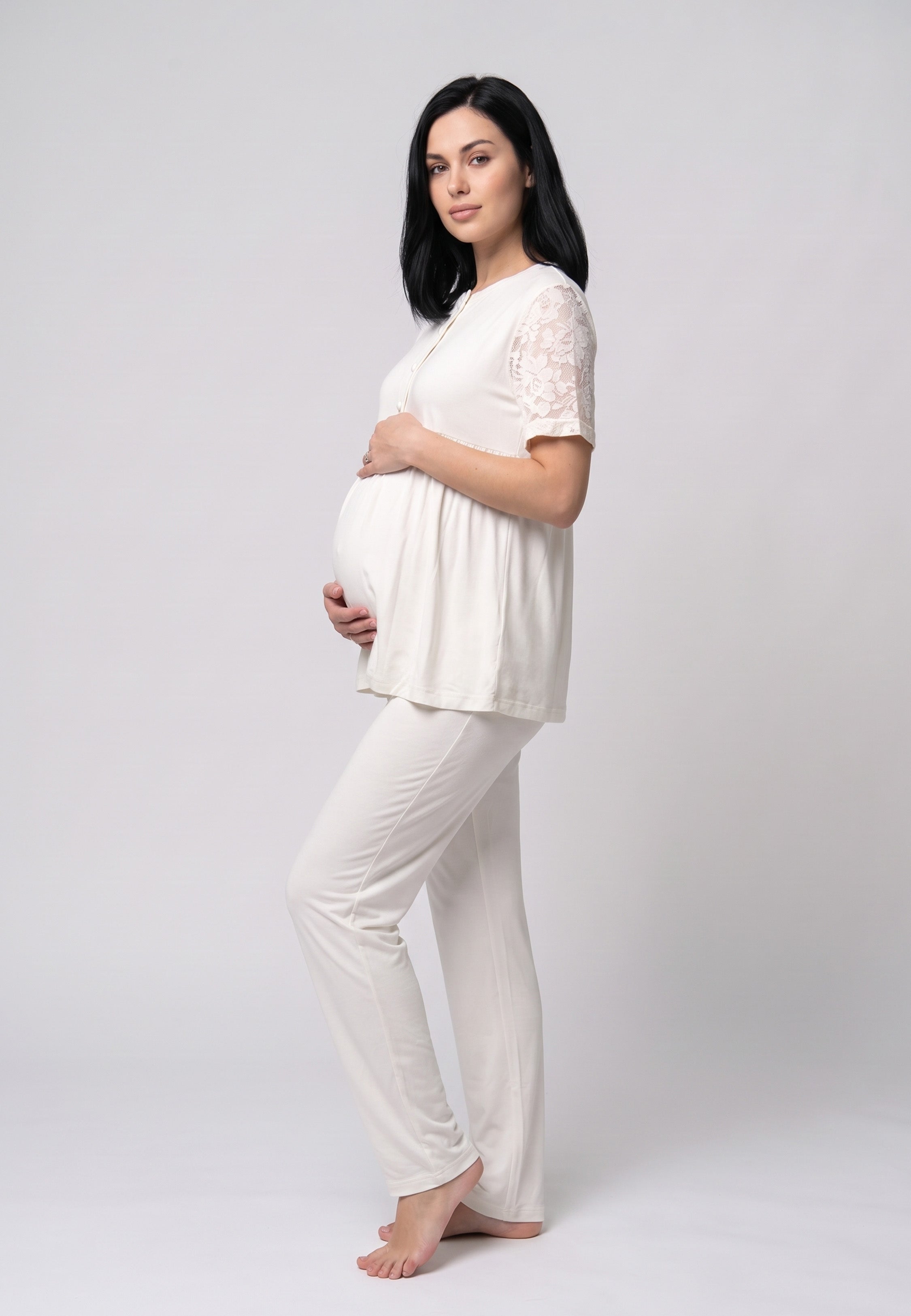 Femme enceinte portant pyjama maternité haut manches dentelle & pantalon blanc cassé Rosabella