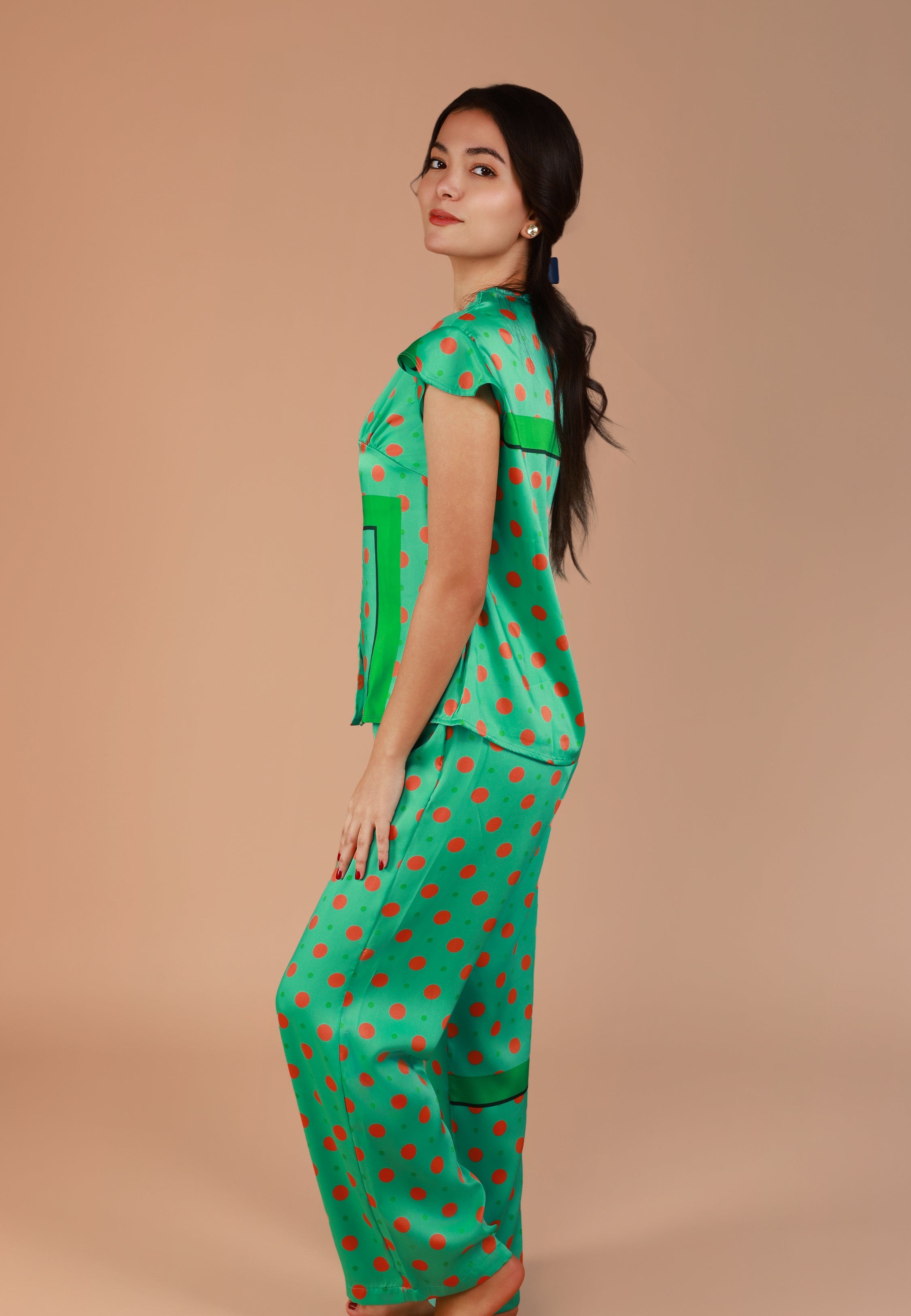Pyjama manches courtes en satin à pois verts et orange | Collection GÉOMÉTRIQUE