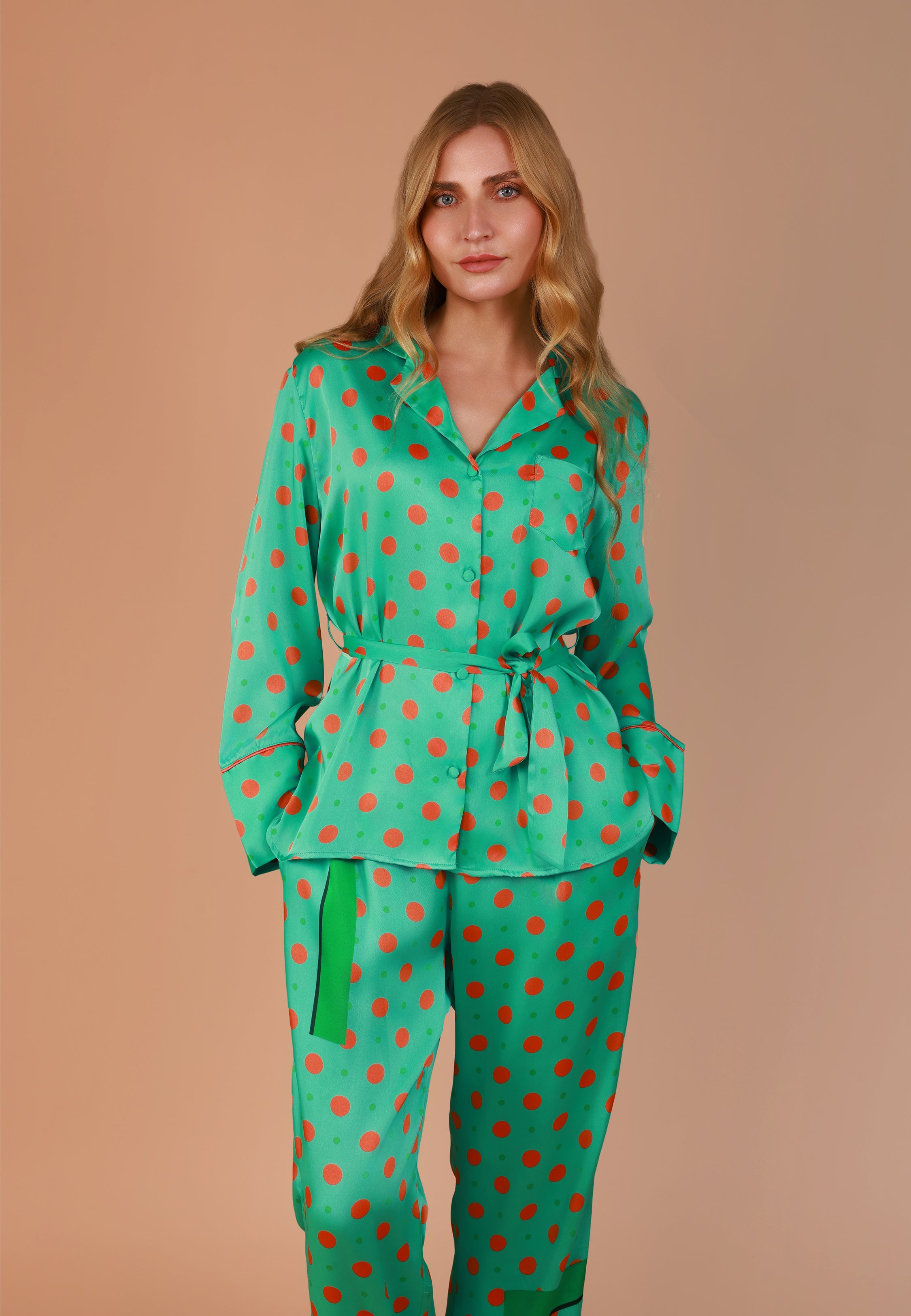 Pyjama deux pièces en satin à pois verts et orange | Collection GÉOMÉTRIQUE