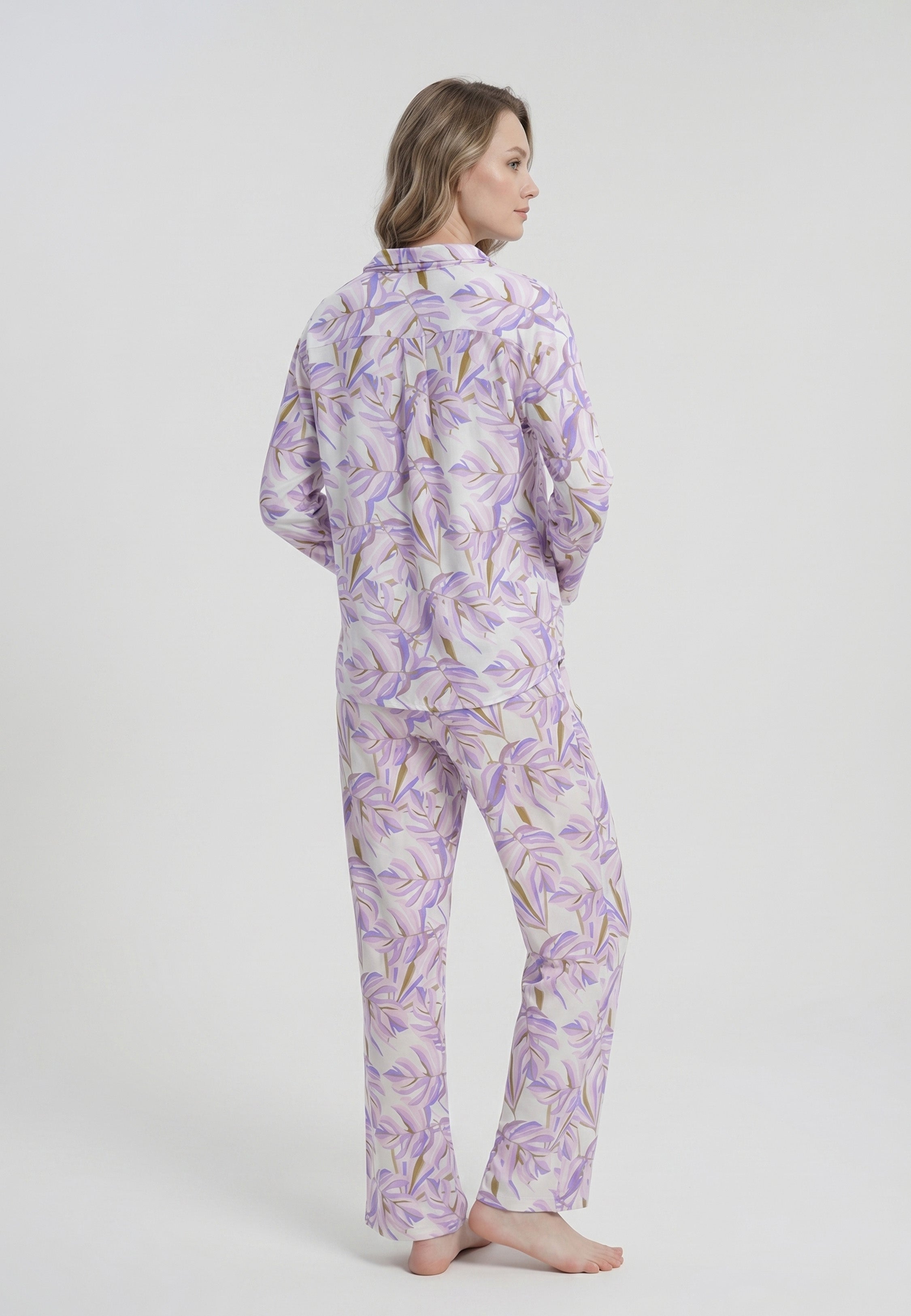 Femme portant un pyjama long deux pièces chemise boutonnée col tailleur et pantalon droit imprimé botanique parme Rosabella Aurora Line