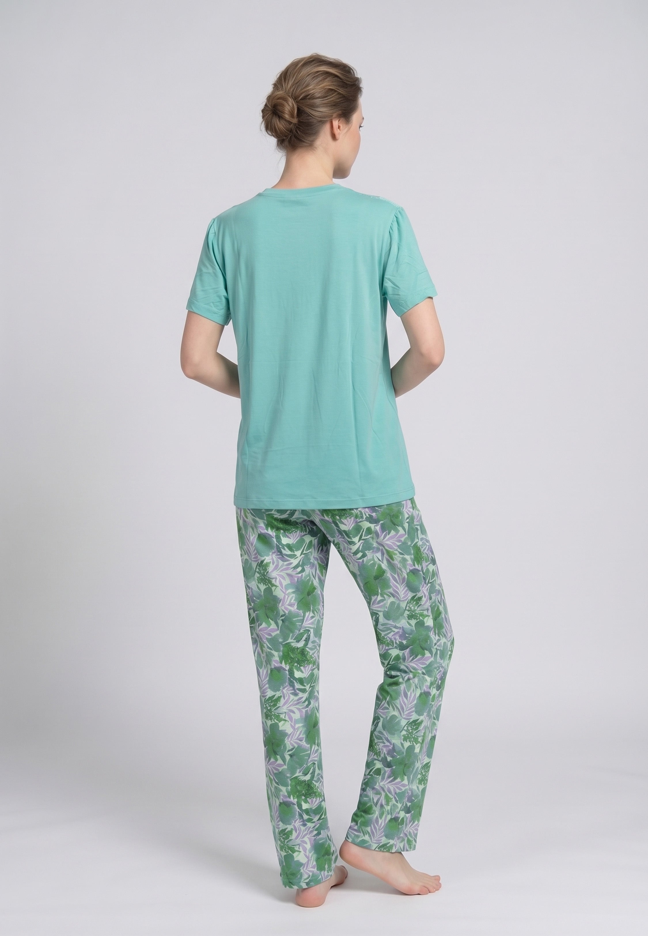 Femme portant un pyjama deux pièces t-shirt vert clair broderie anglaise et pantalon large grand imprimé floral coloré Rosabella Juliet Rose
