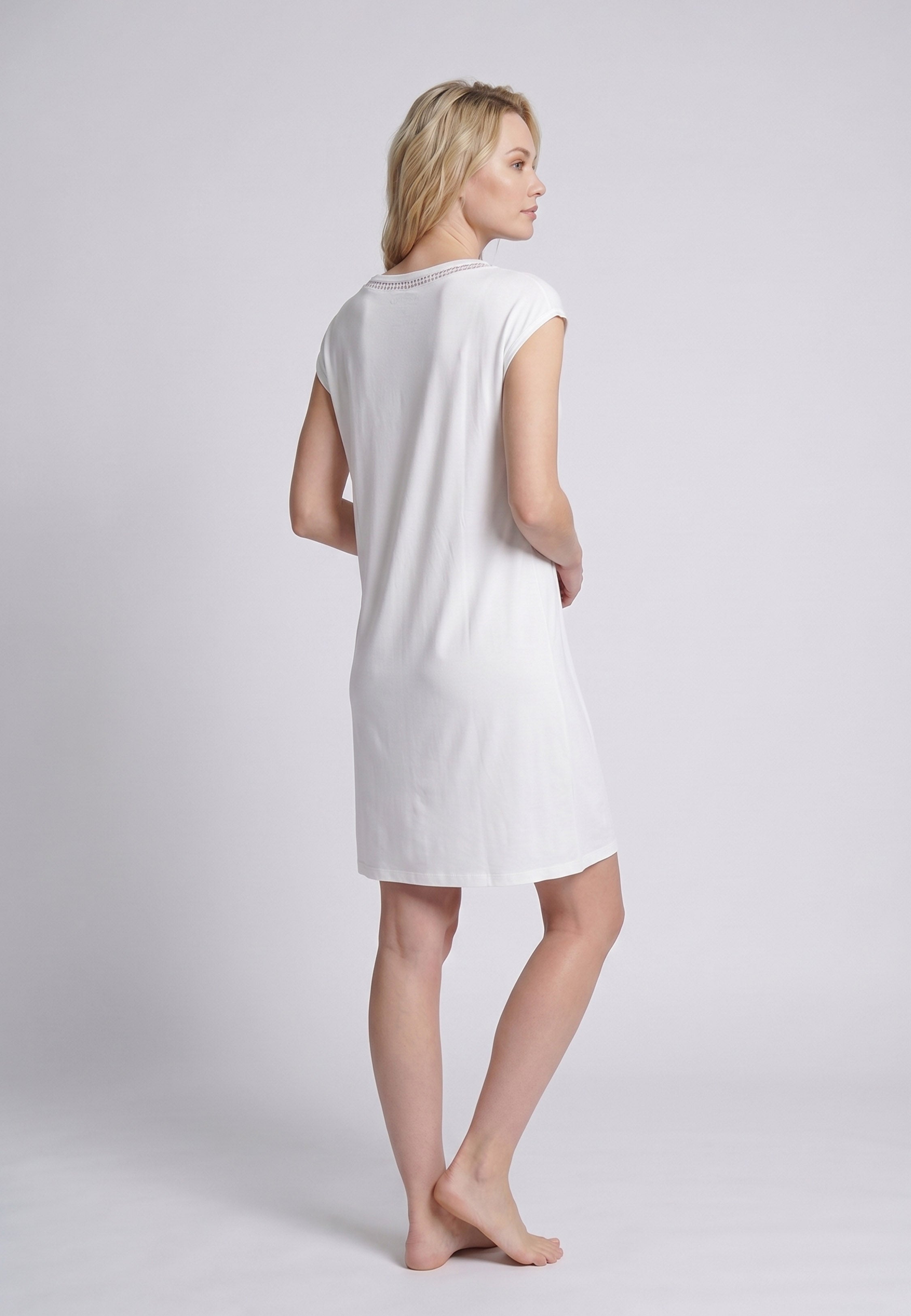 Femme portant une robe de nuit courte col V dentelle unie blanc Rosabella Cozy Comforts
