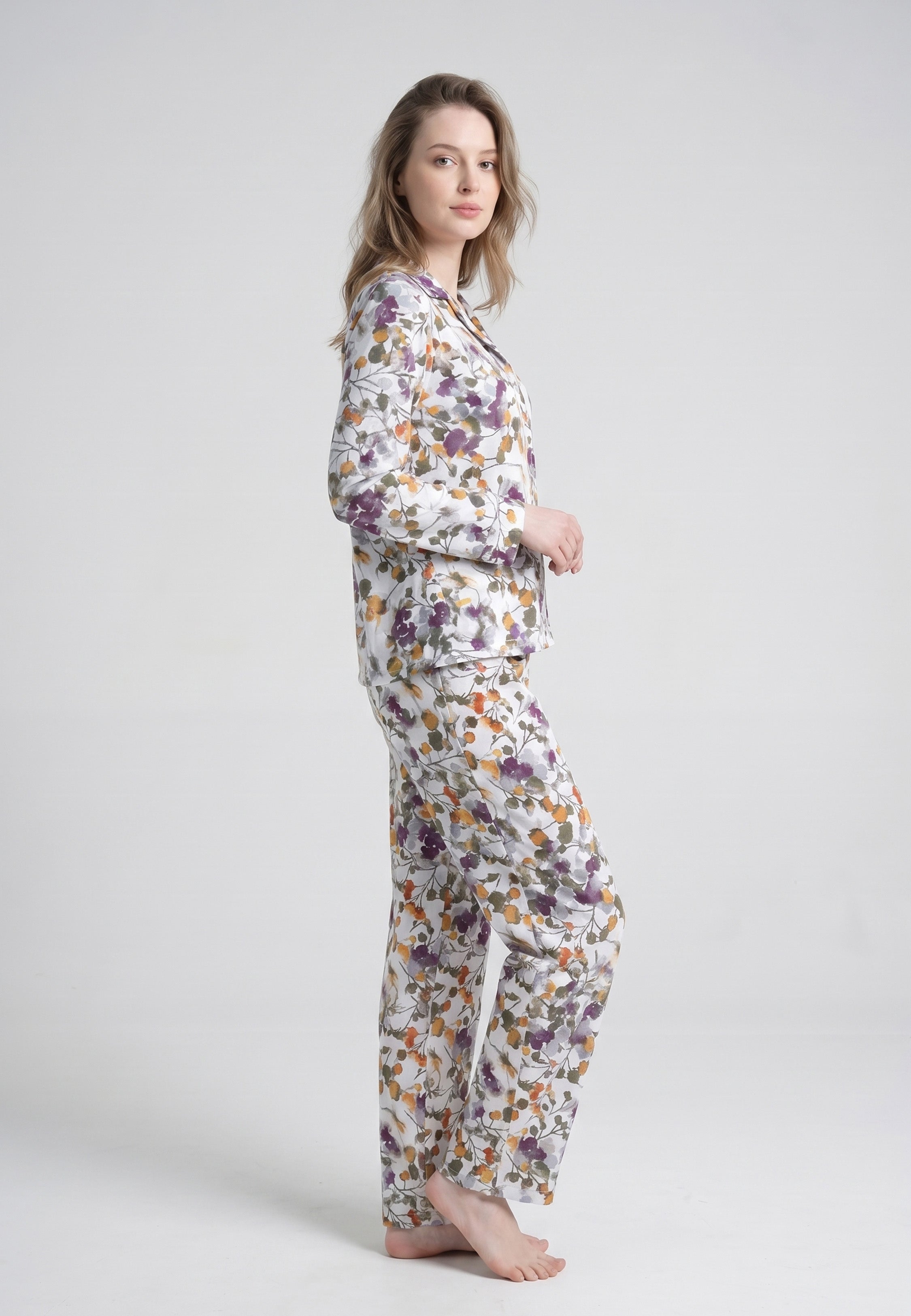 Femme portant un pyjama deux pièces chemise boutonnée col pyjama manches longues imprimé fleuri multicolore mauve orangé et kaki et pantalon droit assorti Rosabella Soft Bloom