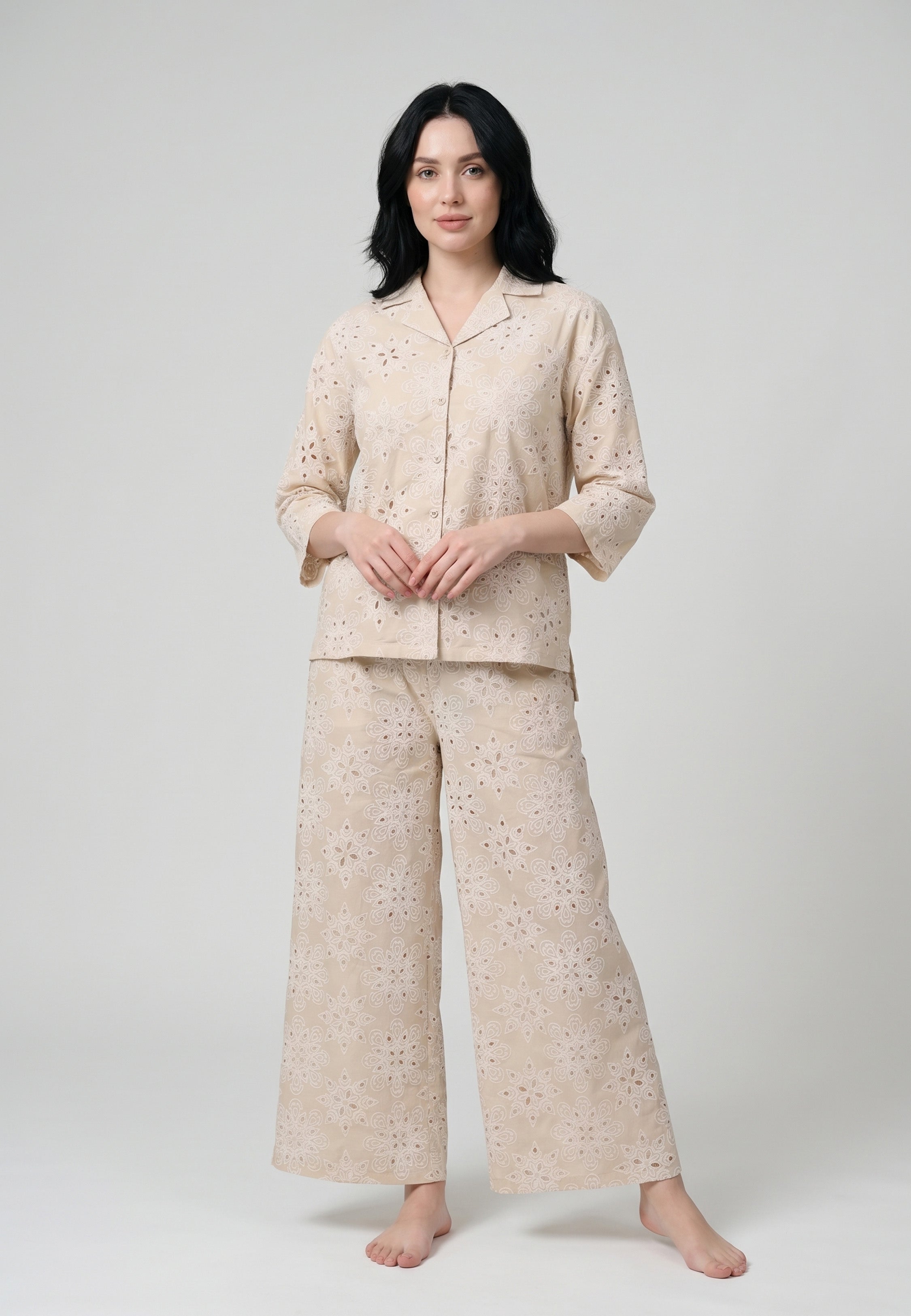 Femme portant un ensemble chemise col réver boutonnée manches 3/4 broderie perforée florale sable et pantalon large assorti ajouré Rosabella