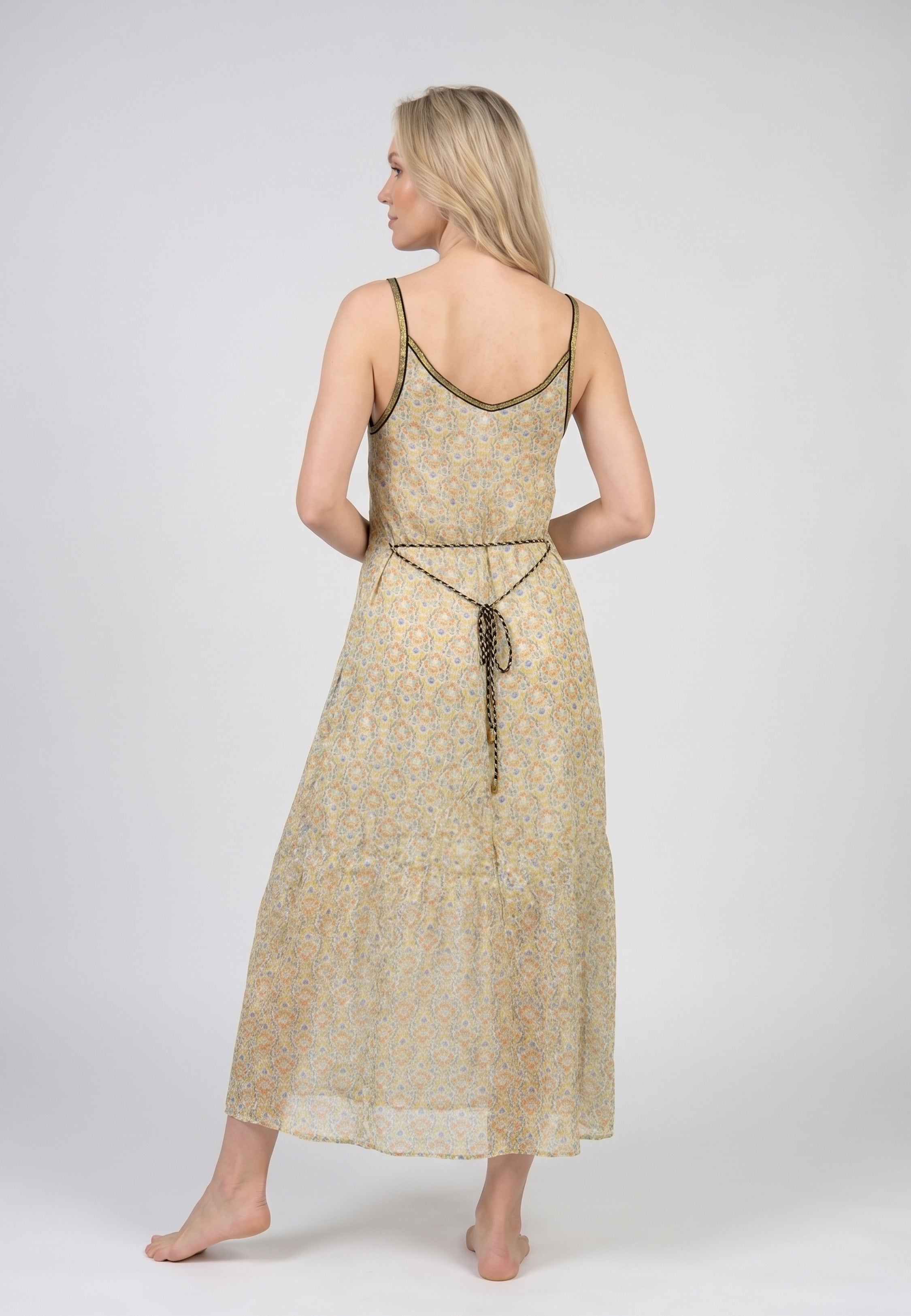 Robe nuisette longue bretelles col V fond jaune ocre imprimé floral avec liséré doré