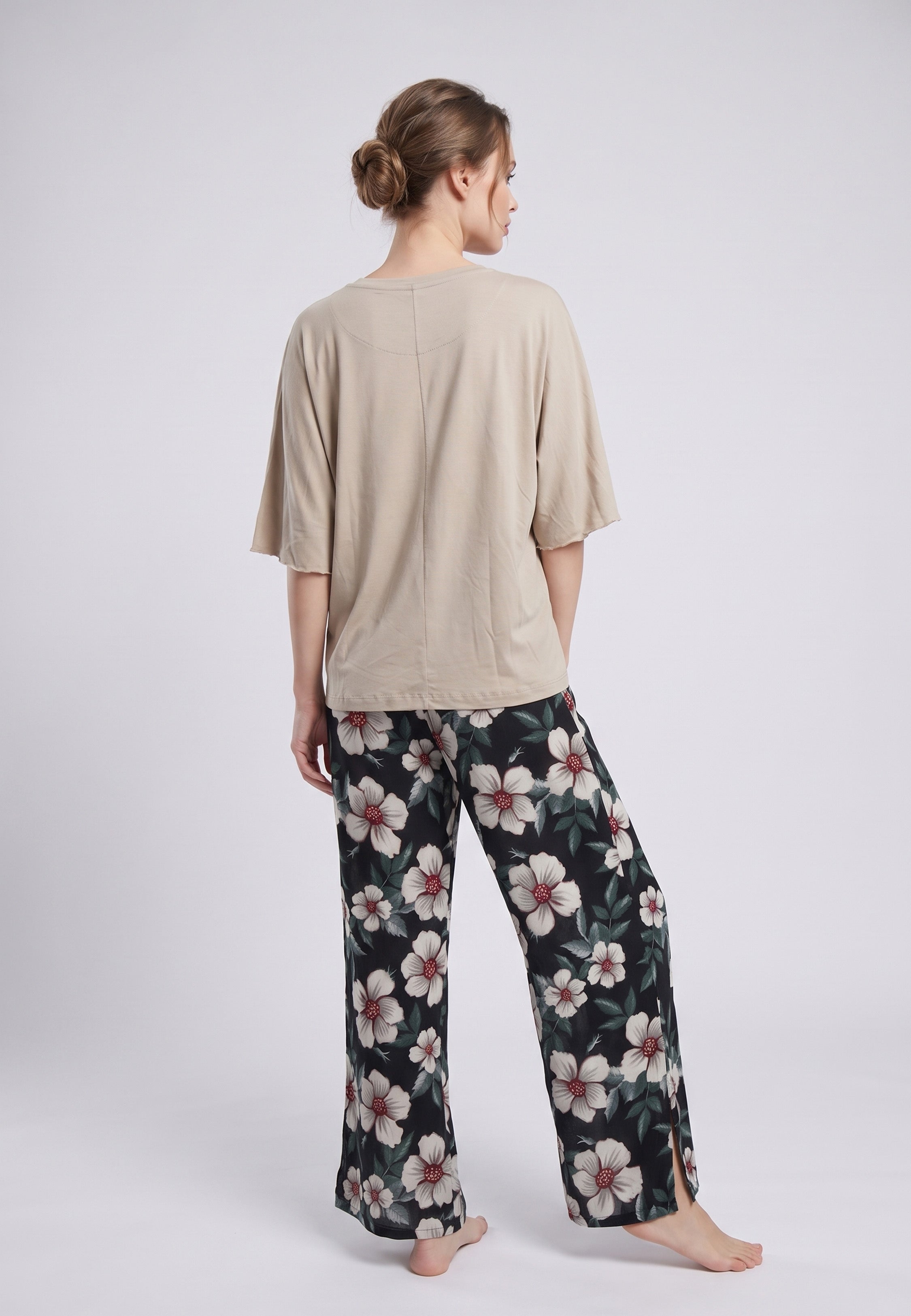 Pyjama pantalon long deux pièces T-shirt col rond beige manches papillon évasées et pantalon large fond noir imprimé grandes fleurs hibiscus blanc et bordeaux