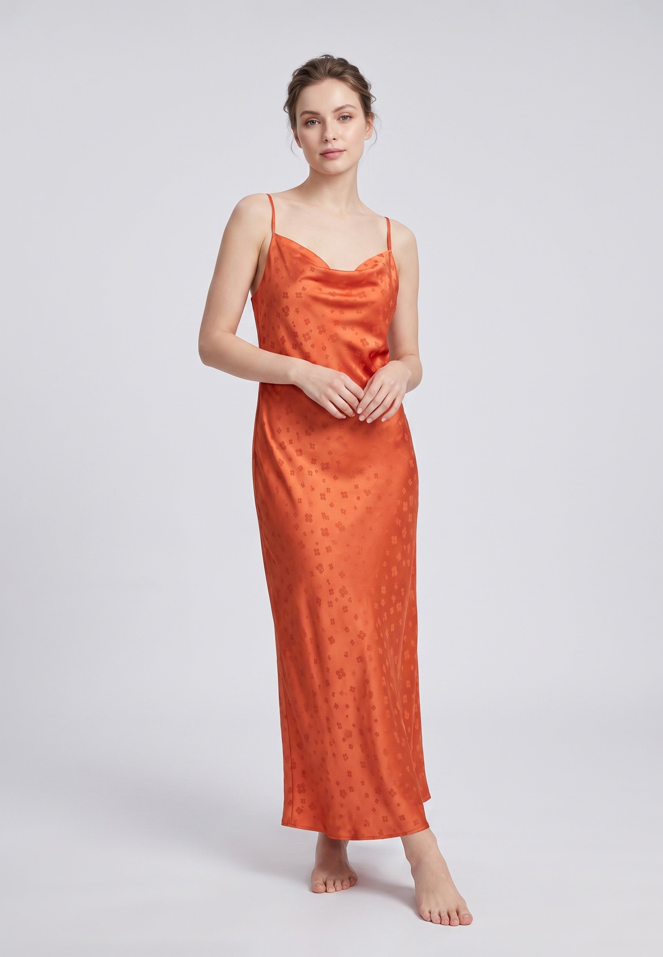 Nuisette longue femme en satin terracotta à motif fleuri avec col drapé