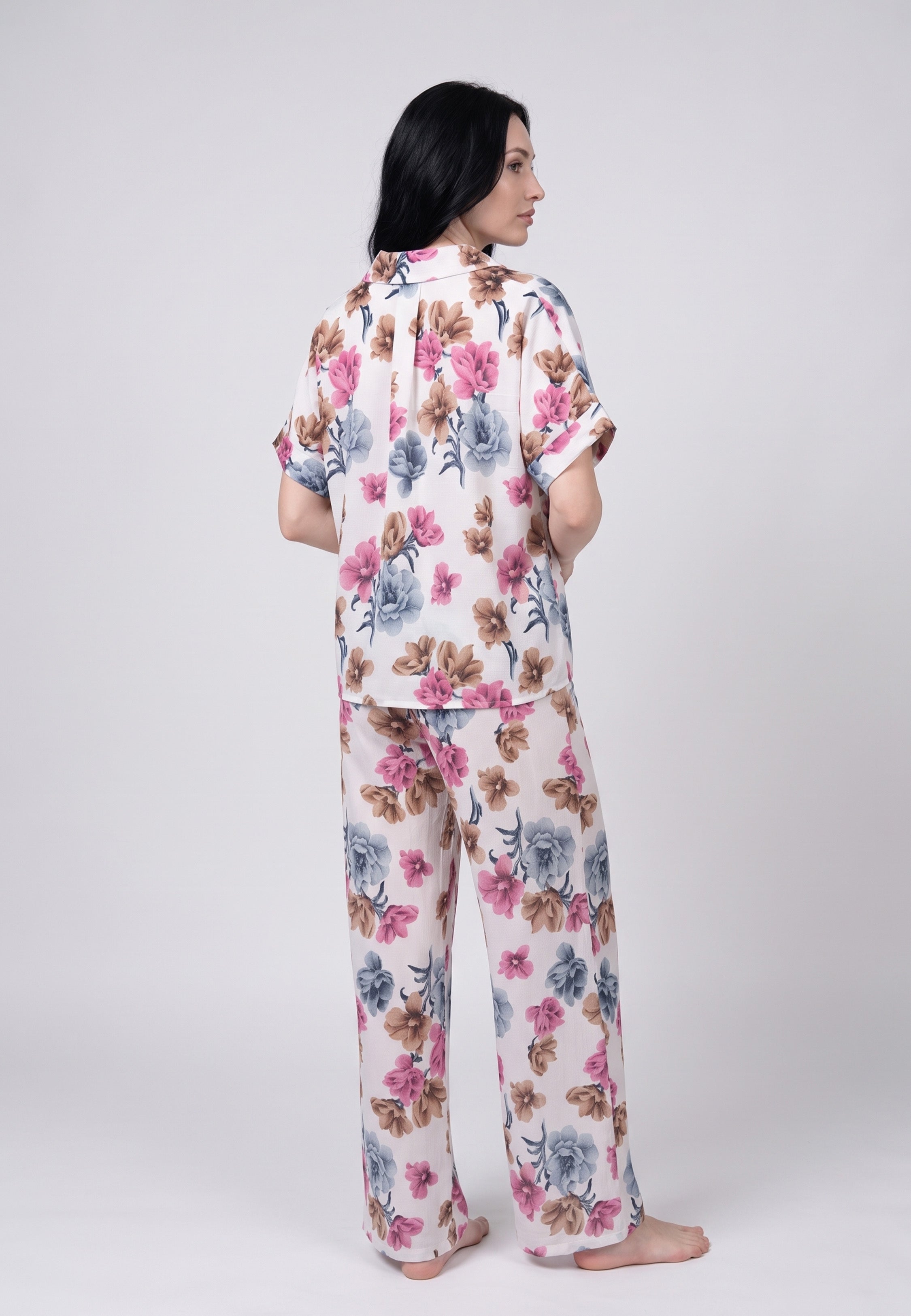 Pyjama deux pièces chemise col réver boutonnée manches courtes et pantalon large imprimé grandes fleurs fond blanc assortis