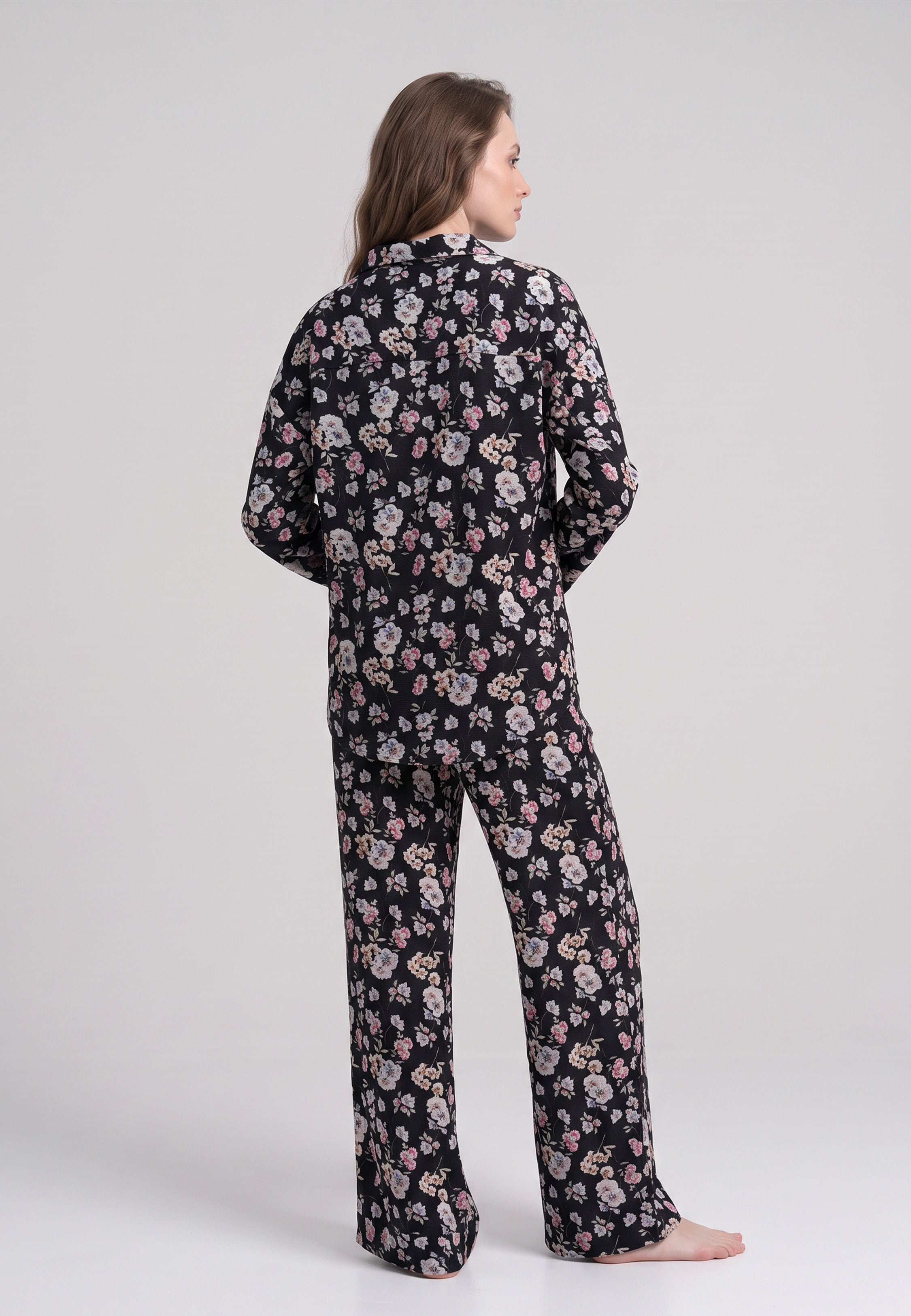 Femme portant un chemise manches longues & pantalon large fleuri rose fond noir Rosabella