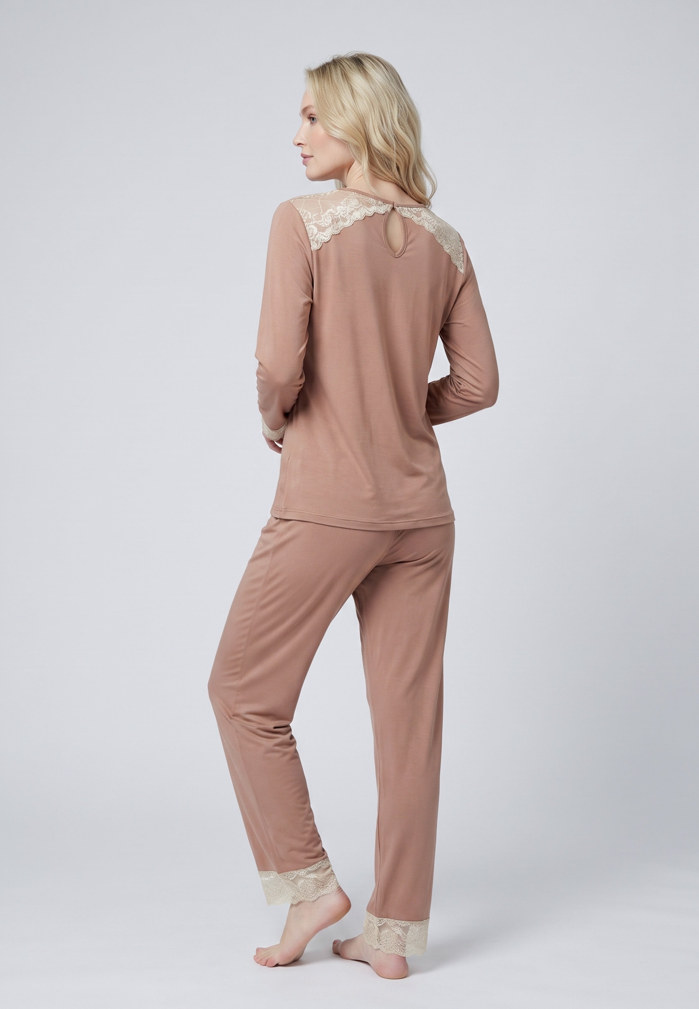 Femme portant pyjama haut col rond goutte & pantalon long poignets dentelle Rosabella