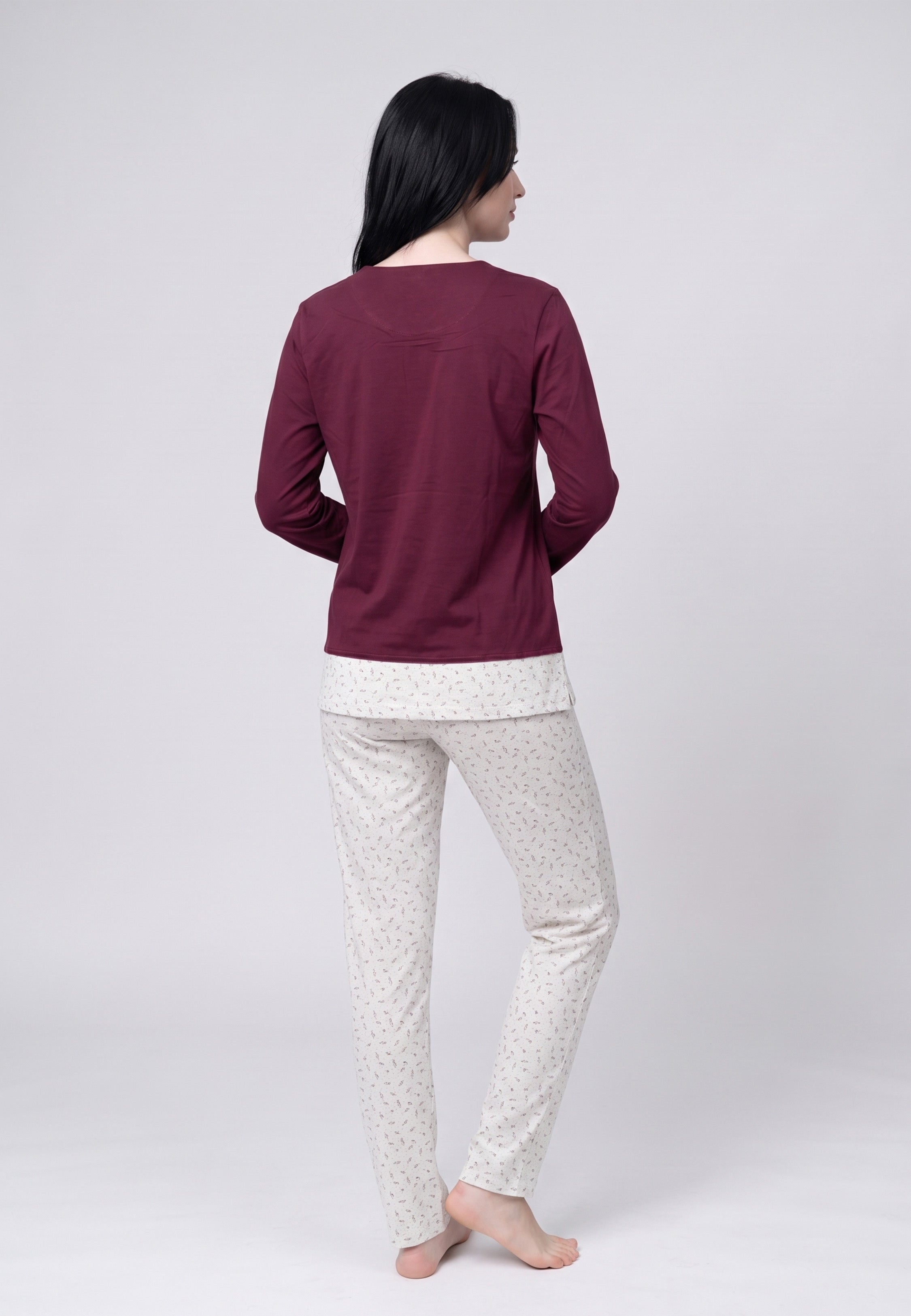 Femme portant pyjama haut bordeaux patte boutonnée & pantalon imprimé fleurettes Rosabella
