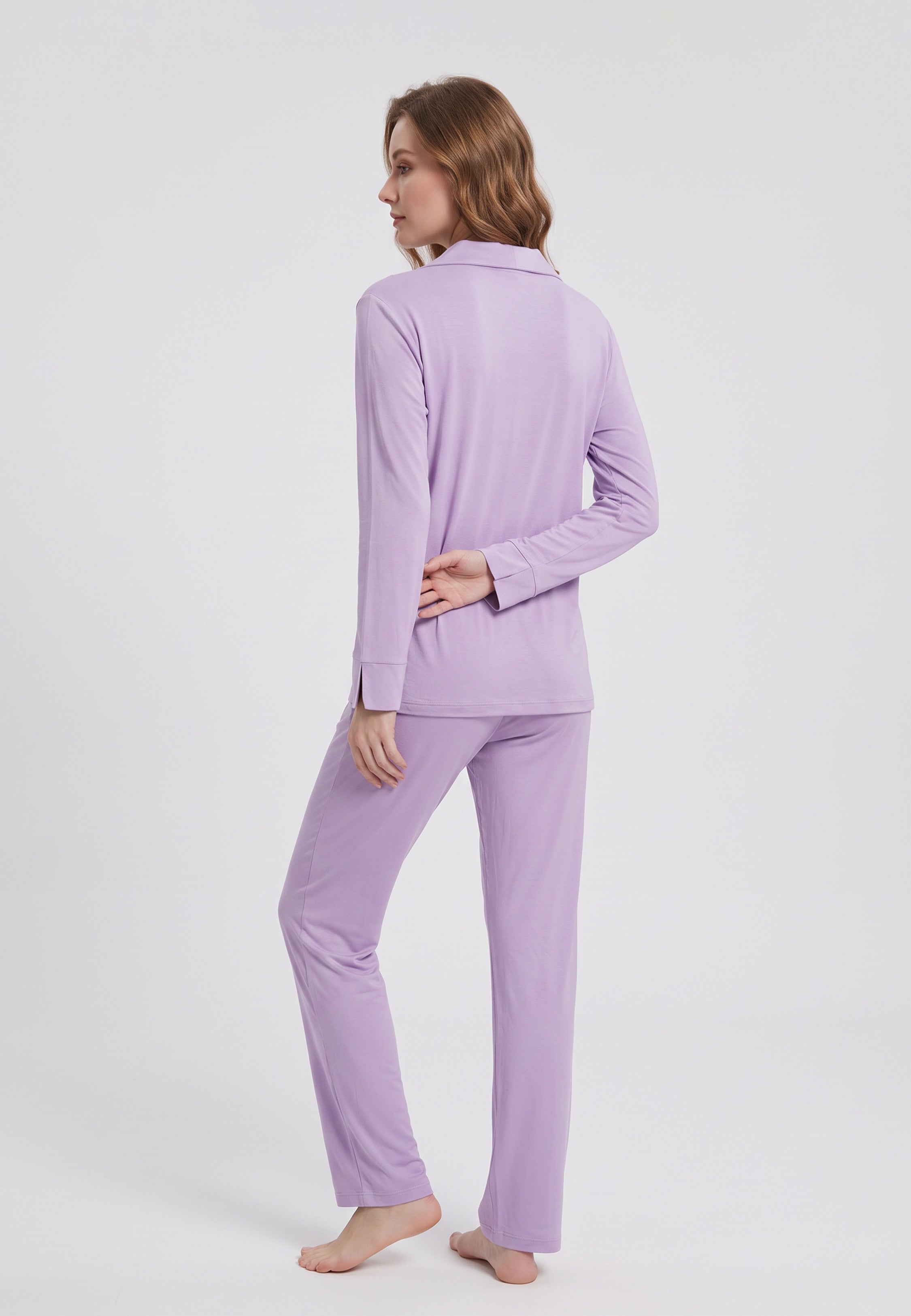Femme portant pyjama haut col ouvert boutonné & pantalon long mauve Rosabella