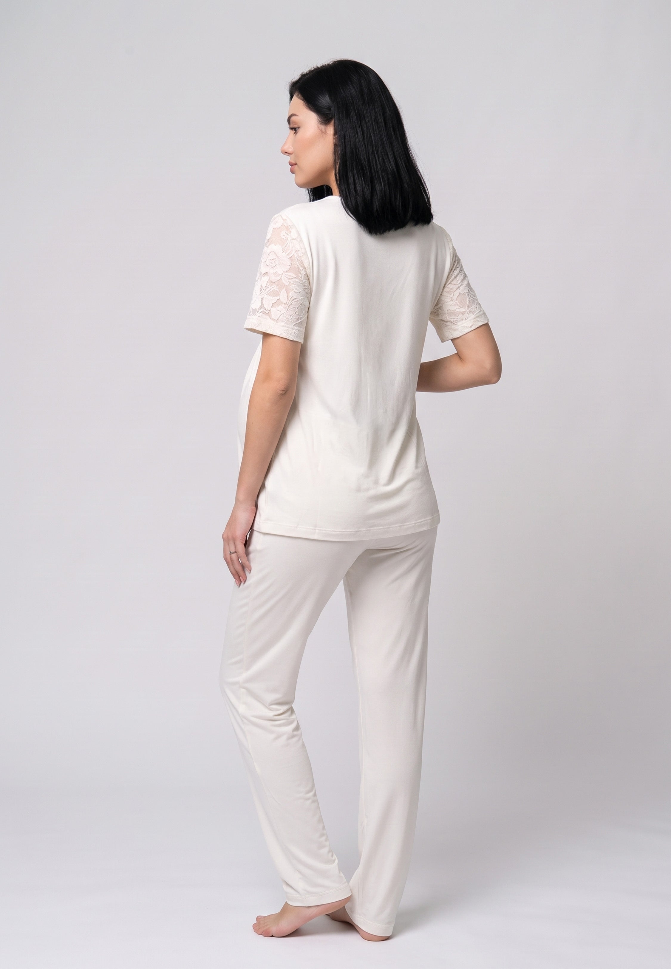 Femme enceinte portant pyjama maternité haut manches dentelle & pantalon blanc cassé Rosabella
