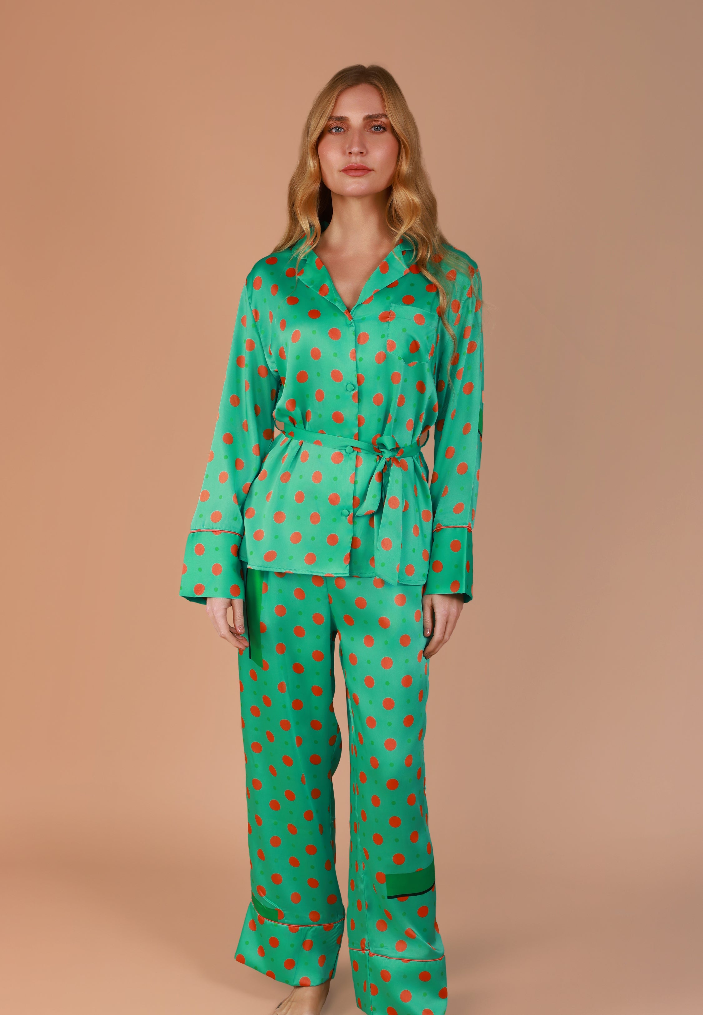 Pyjama deux pièces en satin à pois verts et orange | Collection GÉOMÉTRIQUE