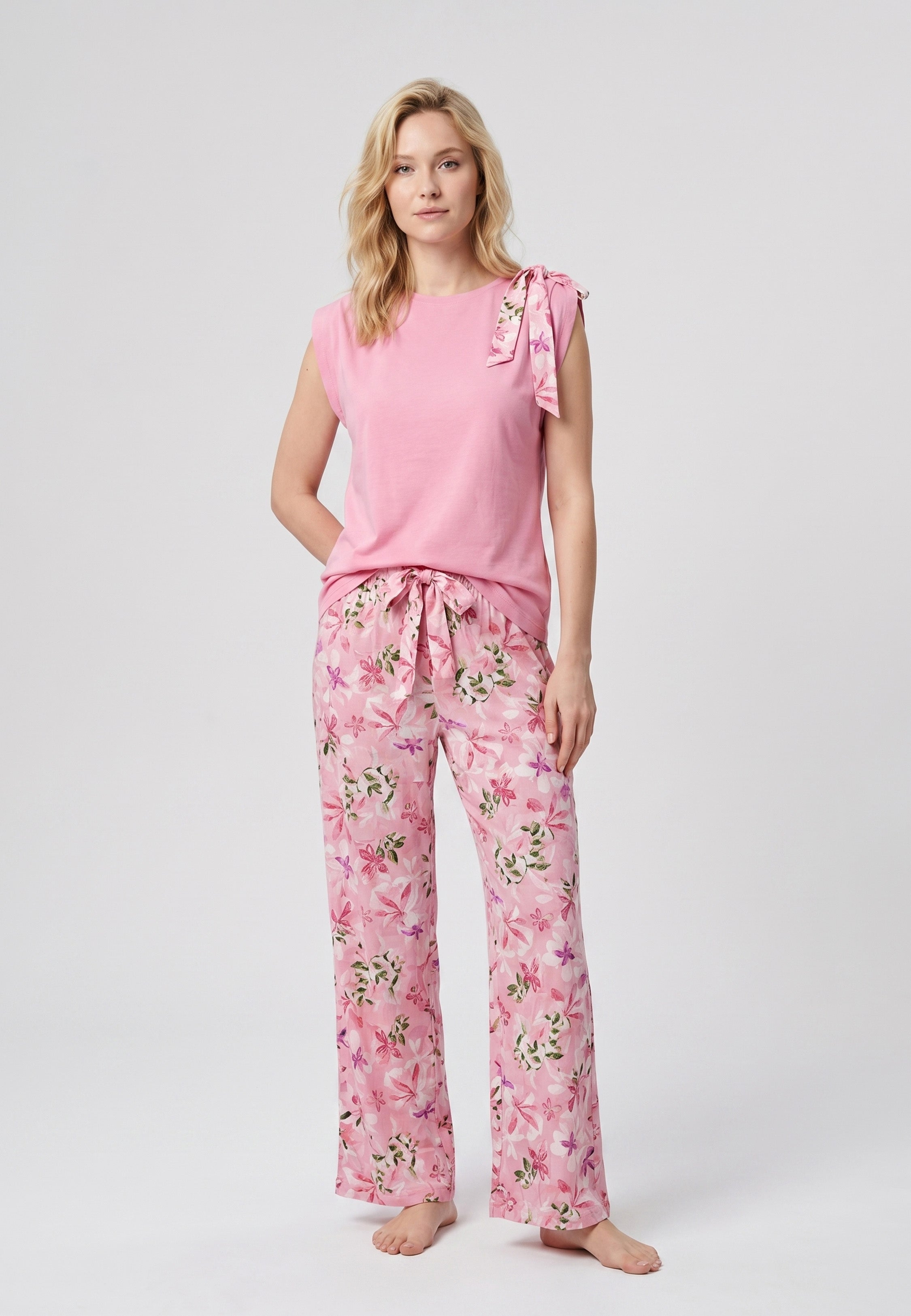 Femme portant un pyjama deux pièces débardeur rose foncé nœud épaule et pantalon long grand imprimé fleuri multicolore Rosabella Rosalinda 2