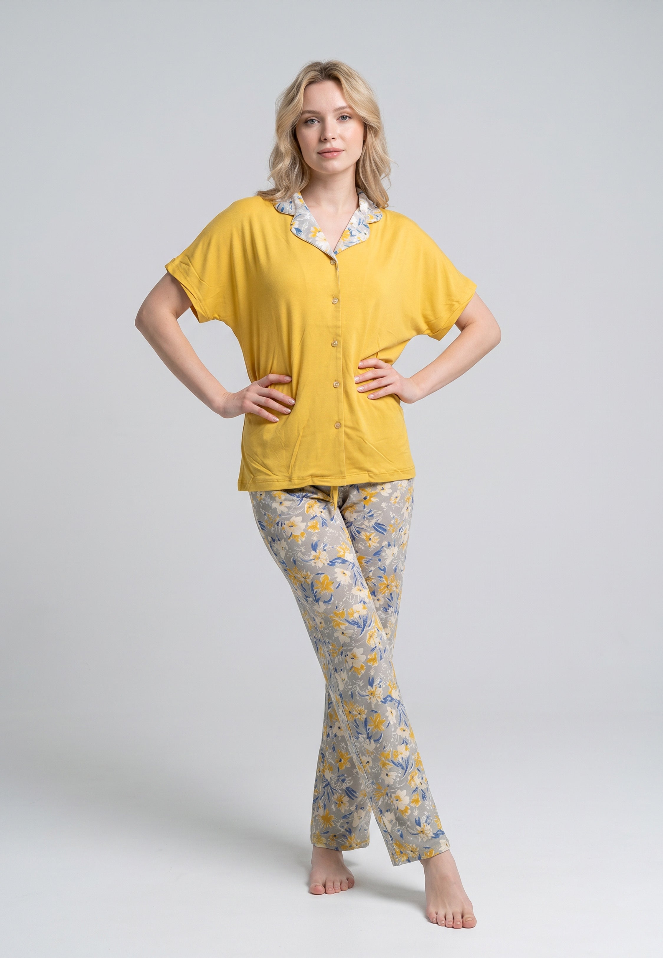 Femme portant un pyjama deux pièces chemise oversize moutarde boutonnée col tailleur fleuri et pantalon long imprimé ethnique floral Rosabella Ethnique 2