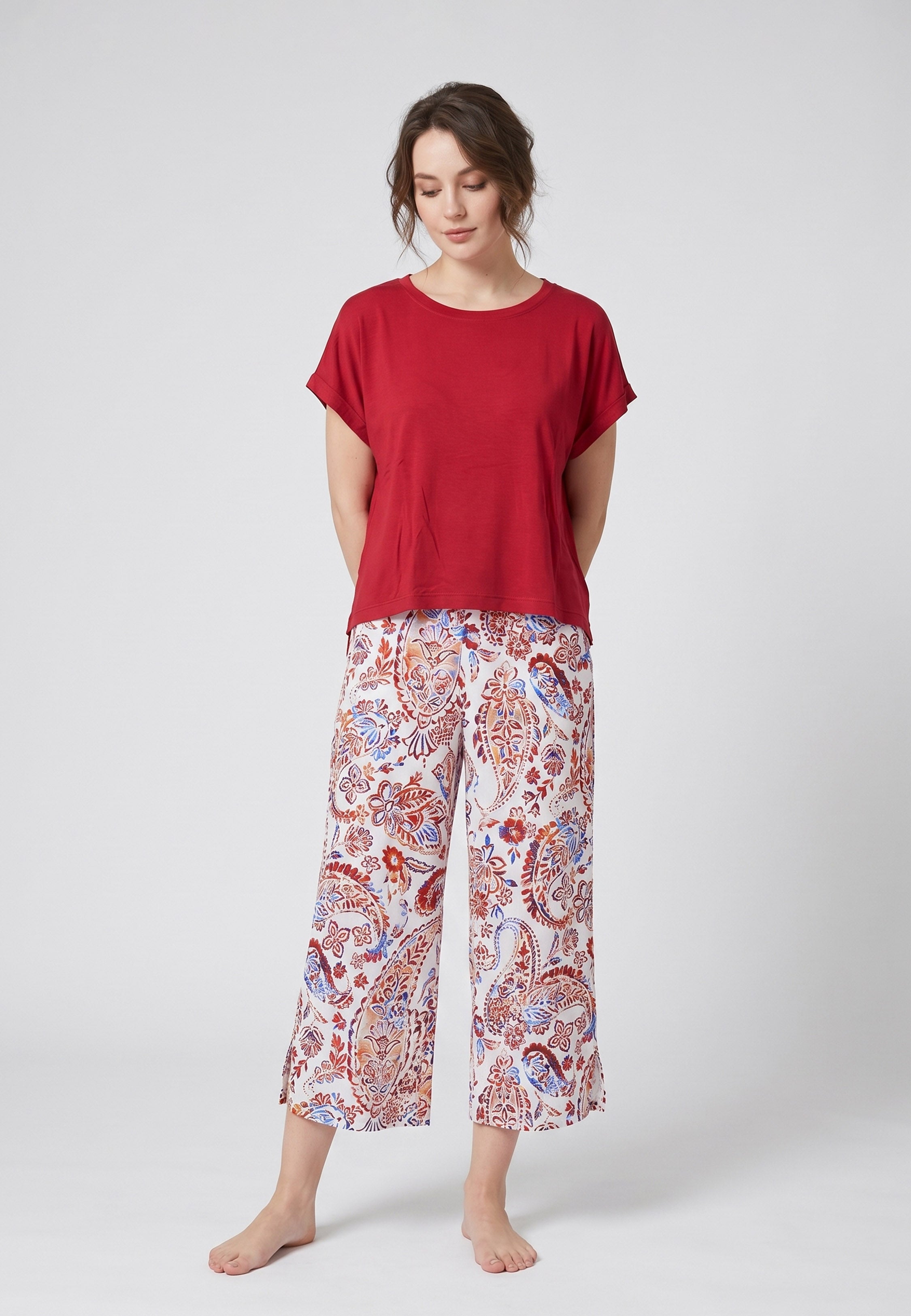 Femme portant un pyjama deux pièces t-shirt oversize uni blanc et pantacourt large imprimé fleuri multicolore rouge Rosabella Chic Line