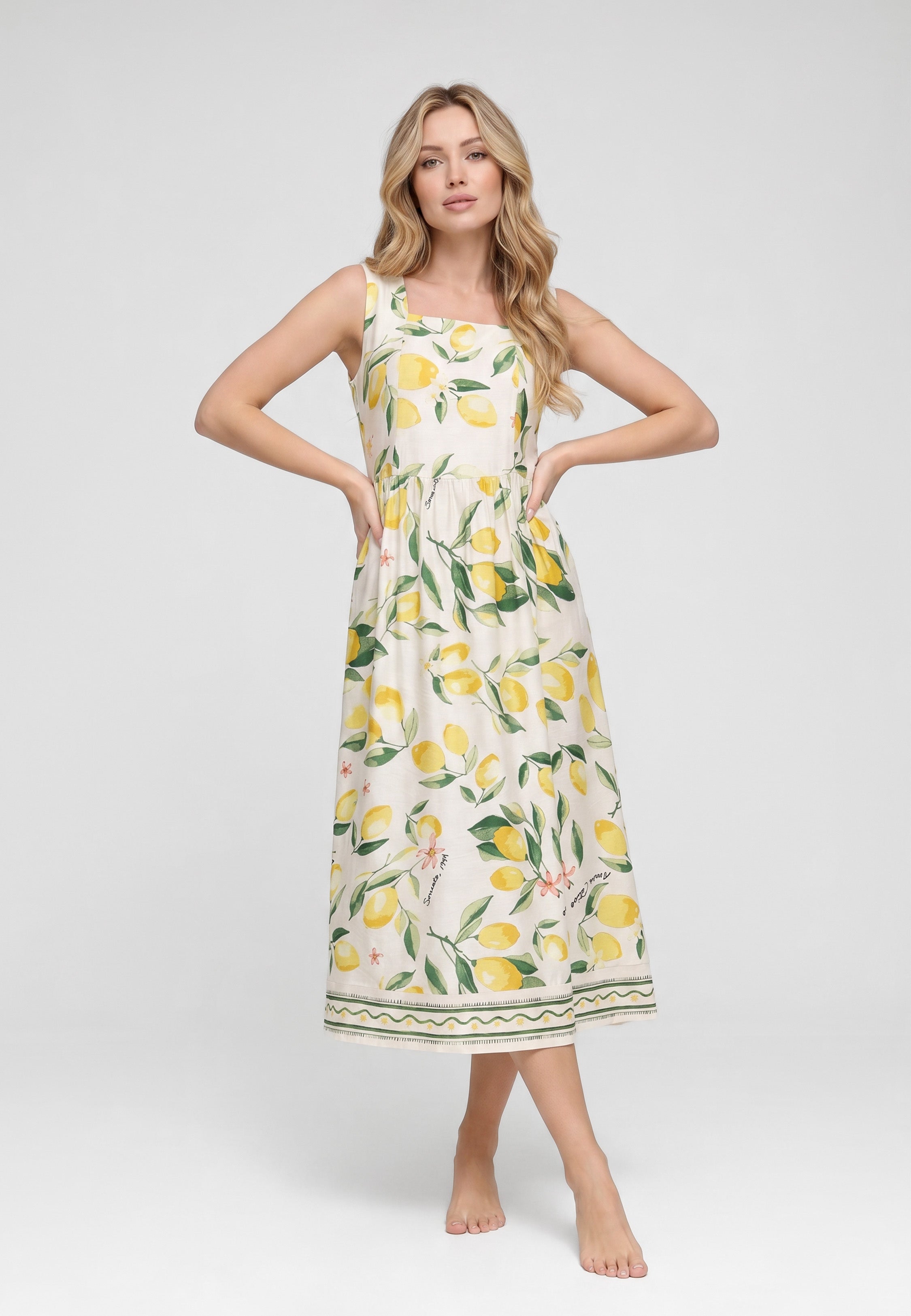 Femme portant une robe midi sans manches décolleté carré tissu crème imprimé citrons aquarelle bordure géométrique vagues vertes Rosabella