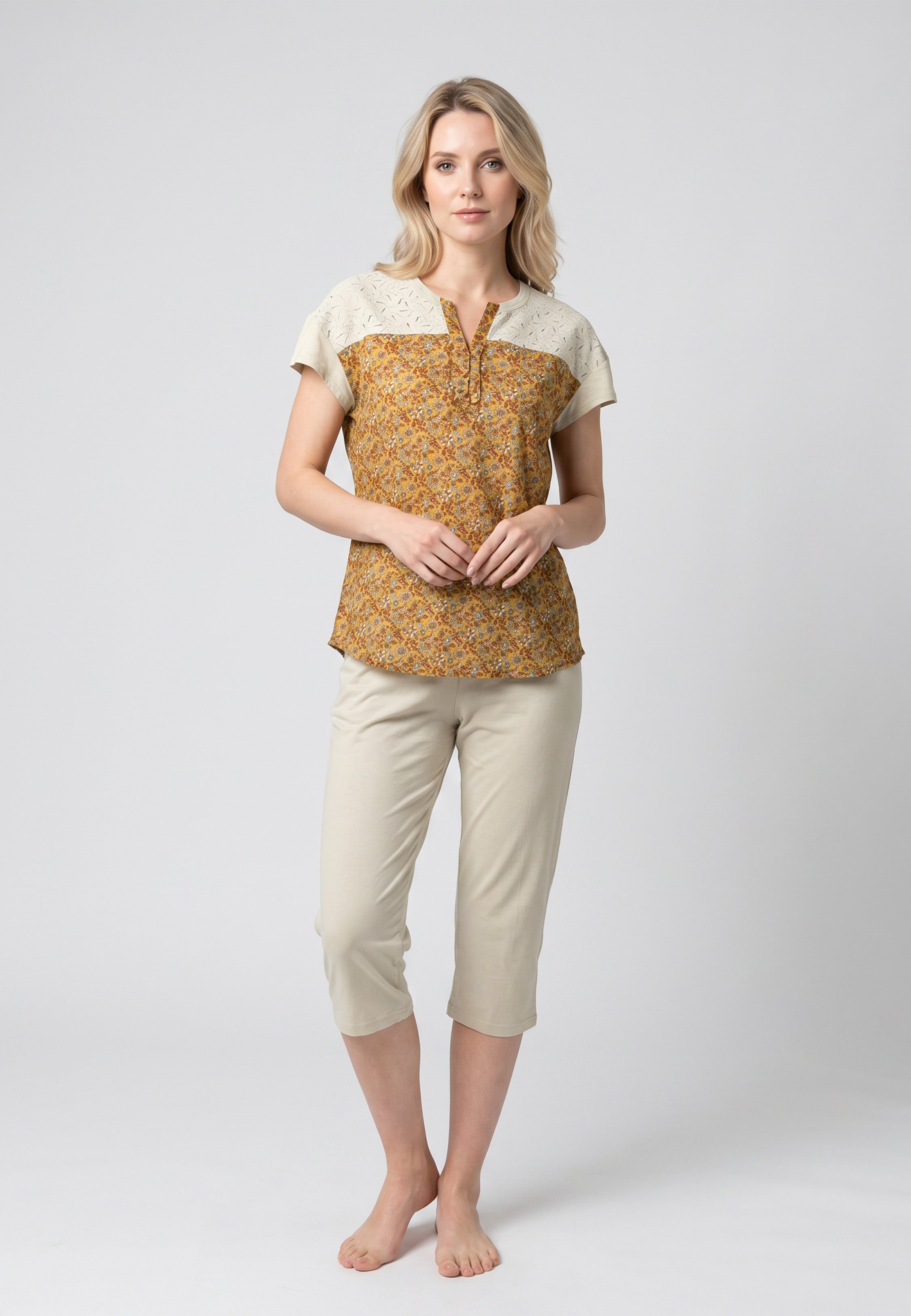 Pyjama pantacourt T-shirt col tunisien avec yoke broderie anglaise crème et corps imprimé floral moutarde avec pantacourt crème assorti