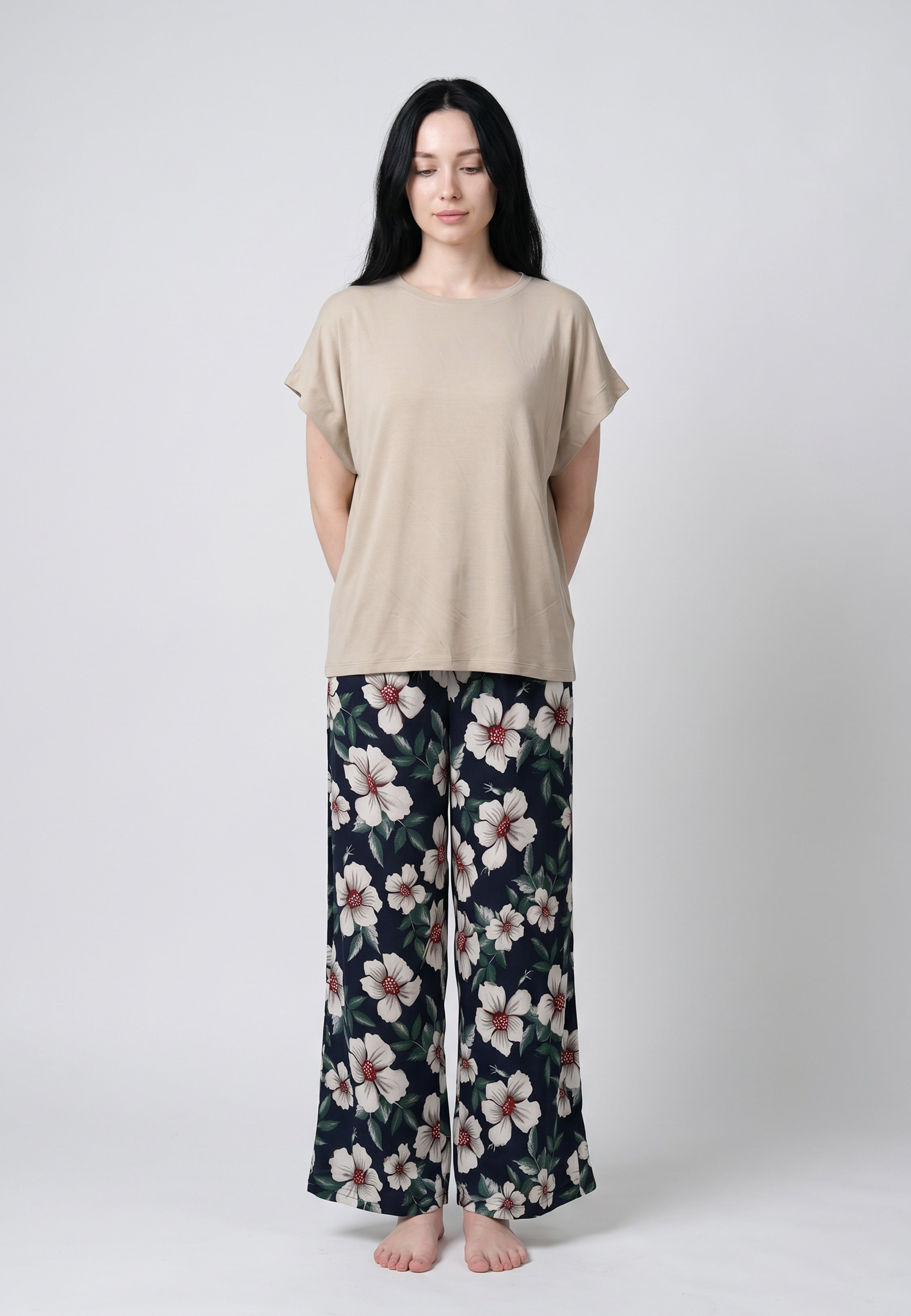 Pyjama pantalon long deux pièces T-shirt col rond beige manches courtes et pantalon large fond marine imprimé grandes fleurs hibiscus blanc et bordeaux