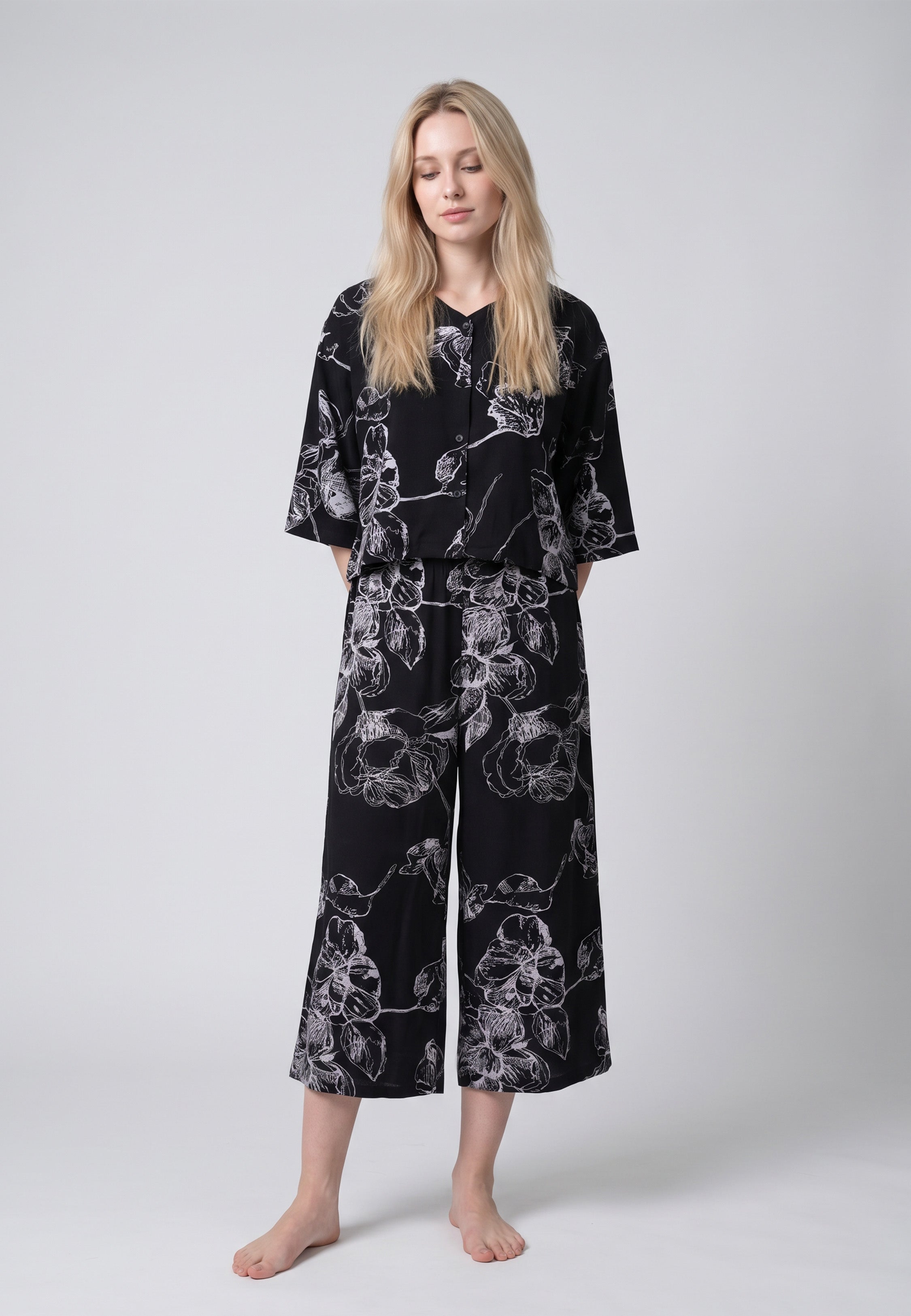 Femme portant un blouse manches 3/4 & pantacourt grandes fleurs écru fond noir Rosabella