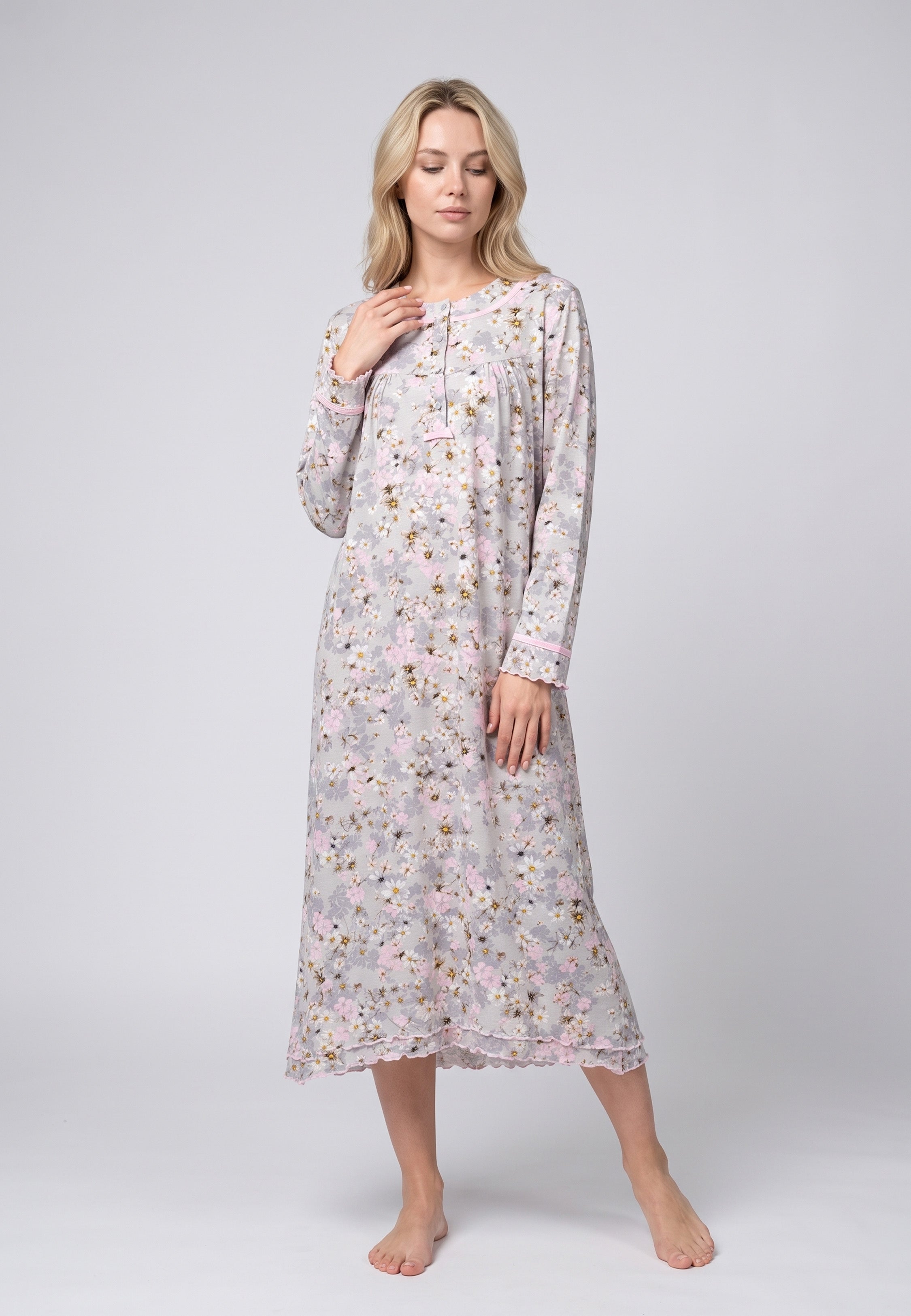 Femme portant chemise de nuit longue imprimé fleuri finitions rose Rosabella