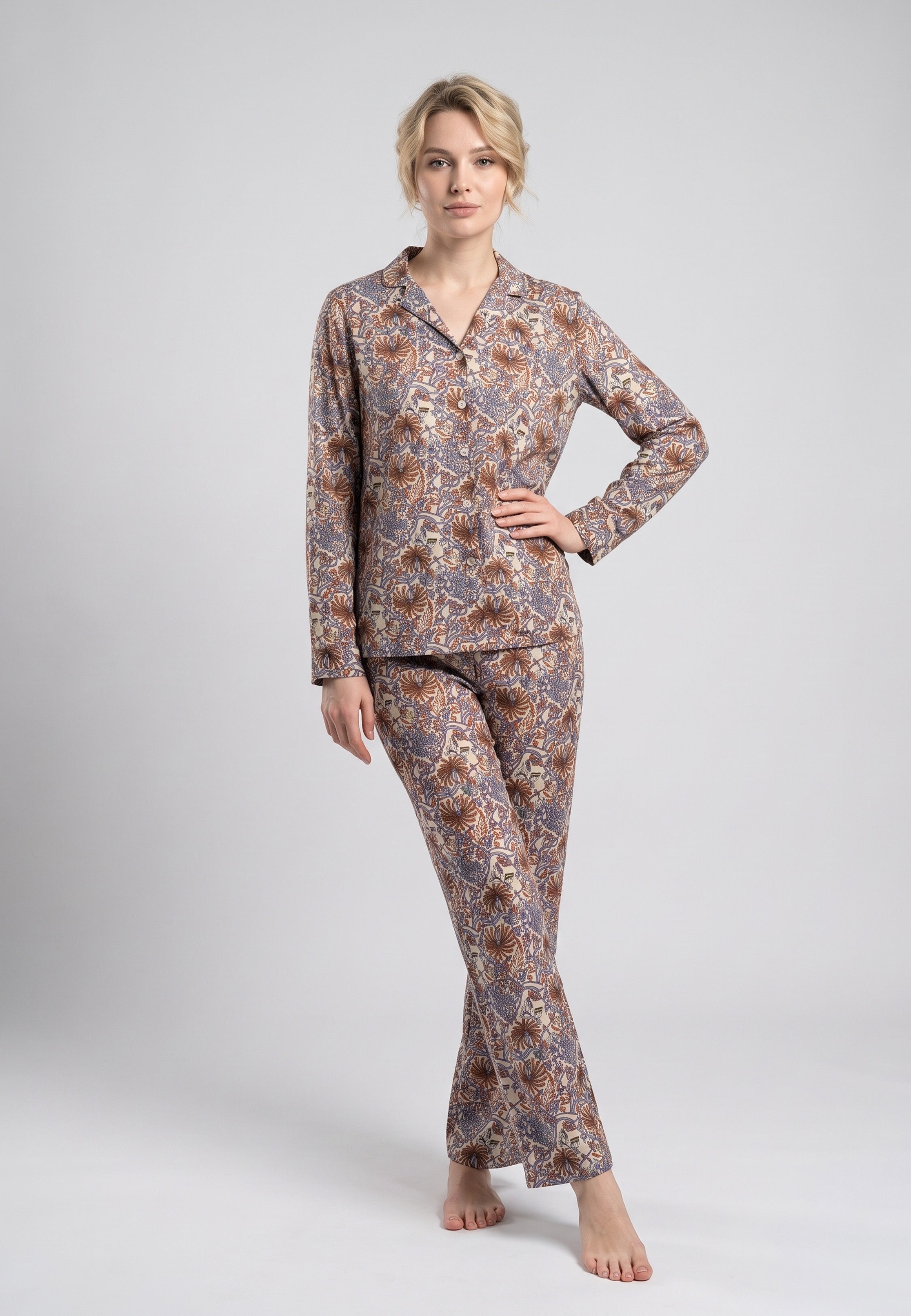 Femme portant pyjama chemise boutonnée col cranté & pantalon long imprimé fleuri bleu Rosabella