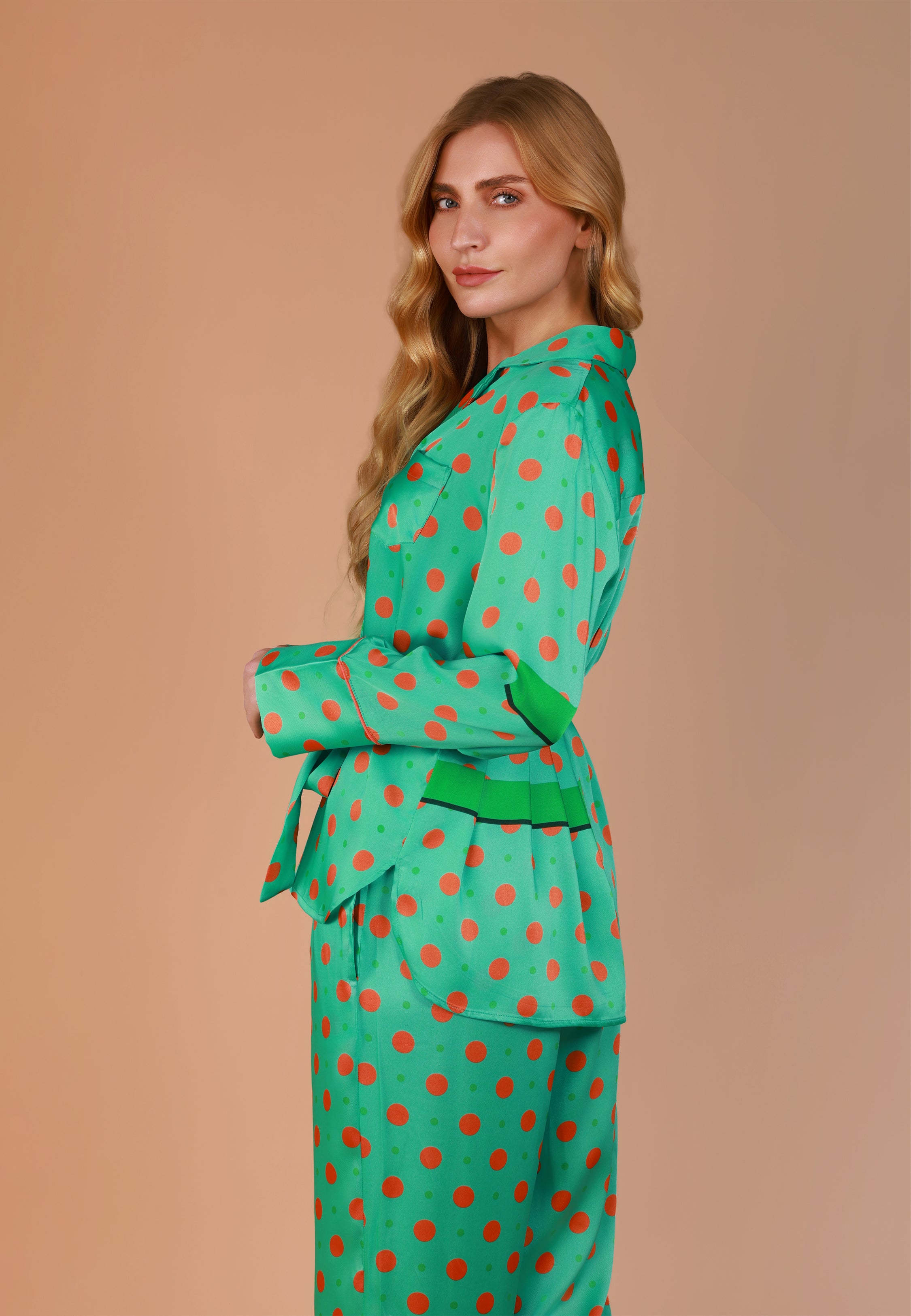 Pyjama deux pièces en satin à pois verts et orange | Collection GÉOMÉTRIQUE