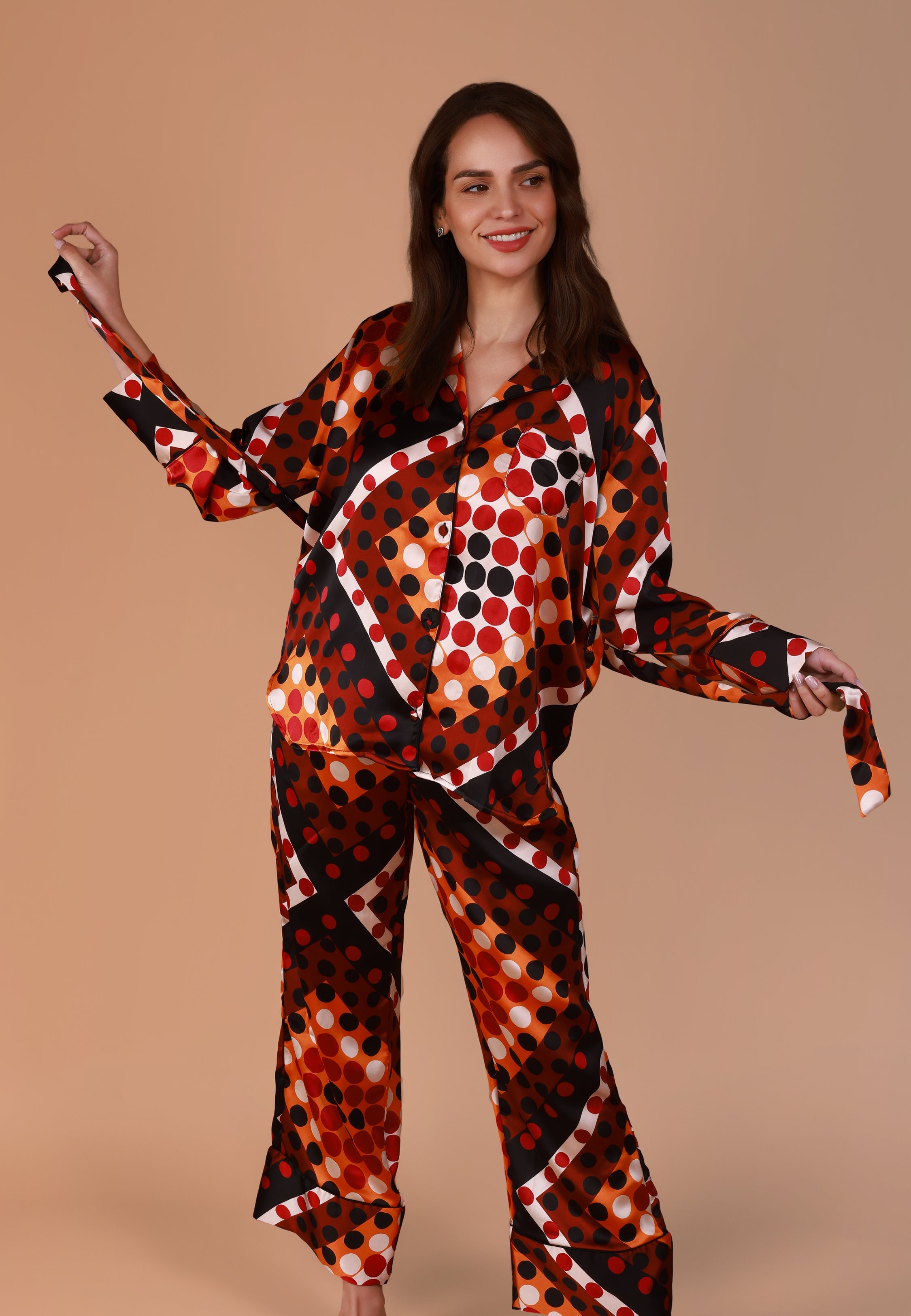 Pyjama deux pièces en satin imprimé pois colorés | Collection GÉOMÉTRIQUE