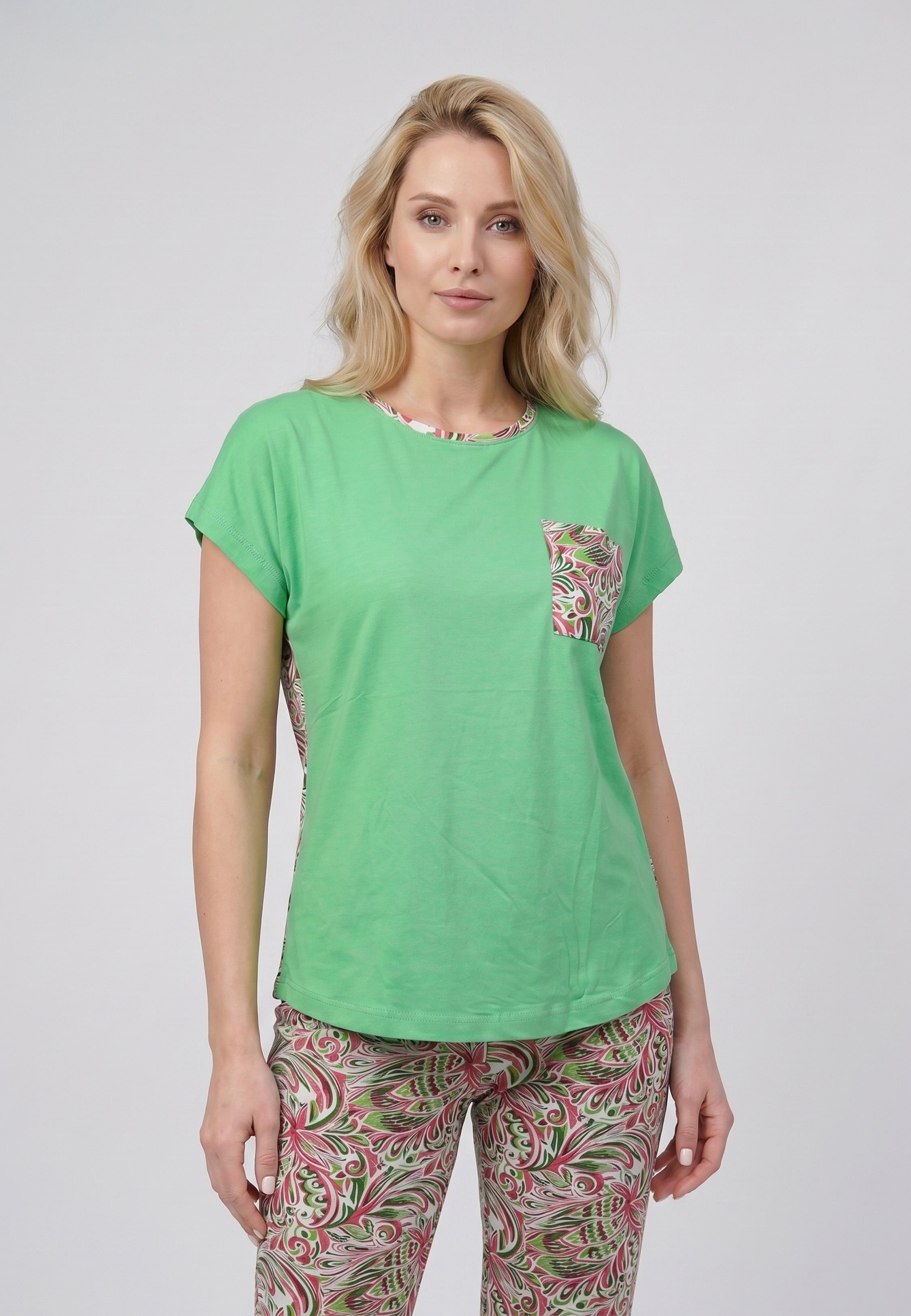Femme portant un pyjama deux pièces t-shirt vert avec poche poitrine fleurie et pantalon long imprimé ethnique floral multicolore Rosabella Ethnique 2