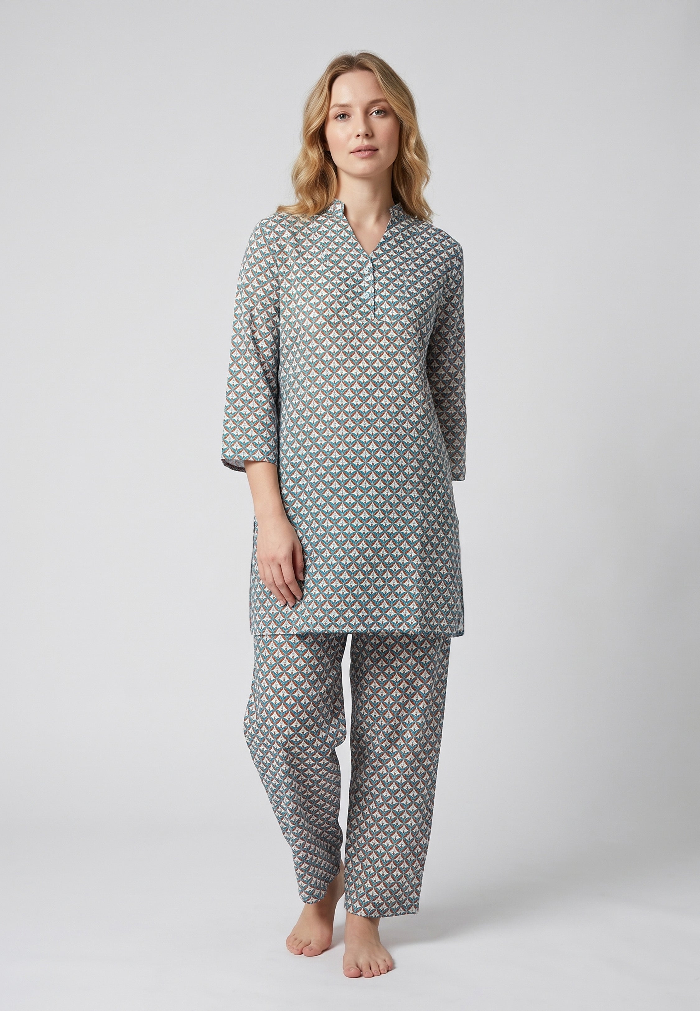 Femme portant un pyjama deux pièces gris à imprimé éventails géométriques turquoise et rose