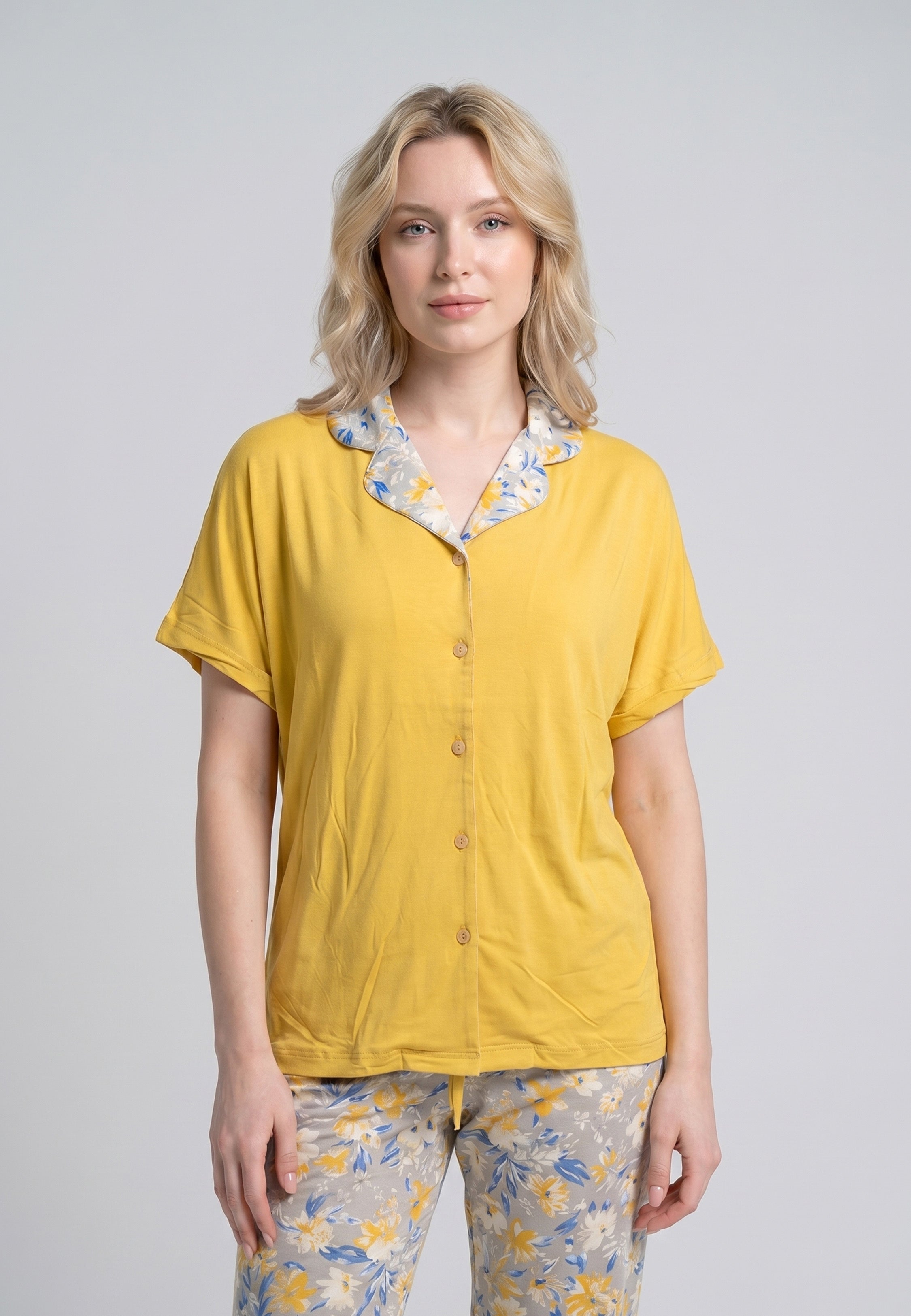Femme portant un pyjama deux pièces chemise oversize moutarde boutonnée col tailleur fleuri et pantalon long imprimé ethnique floral Rosabella Ethnique 2