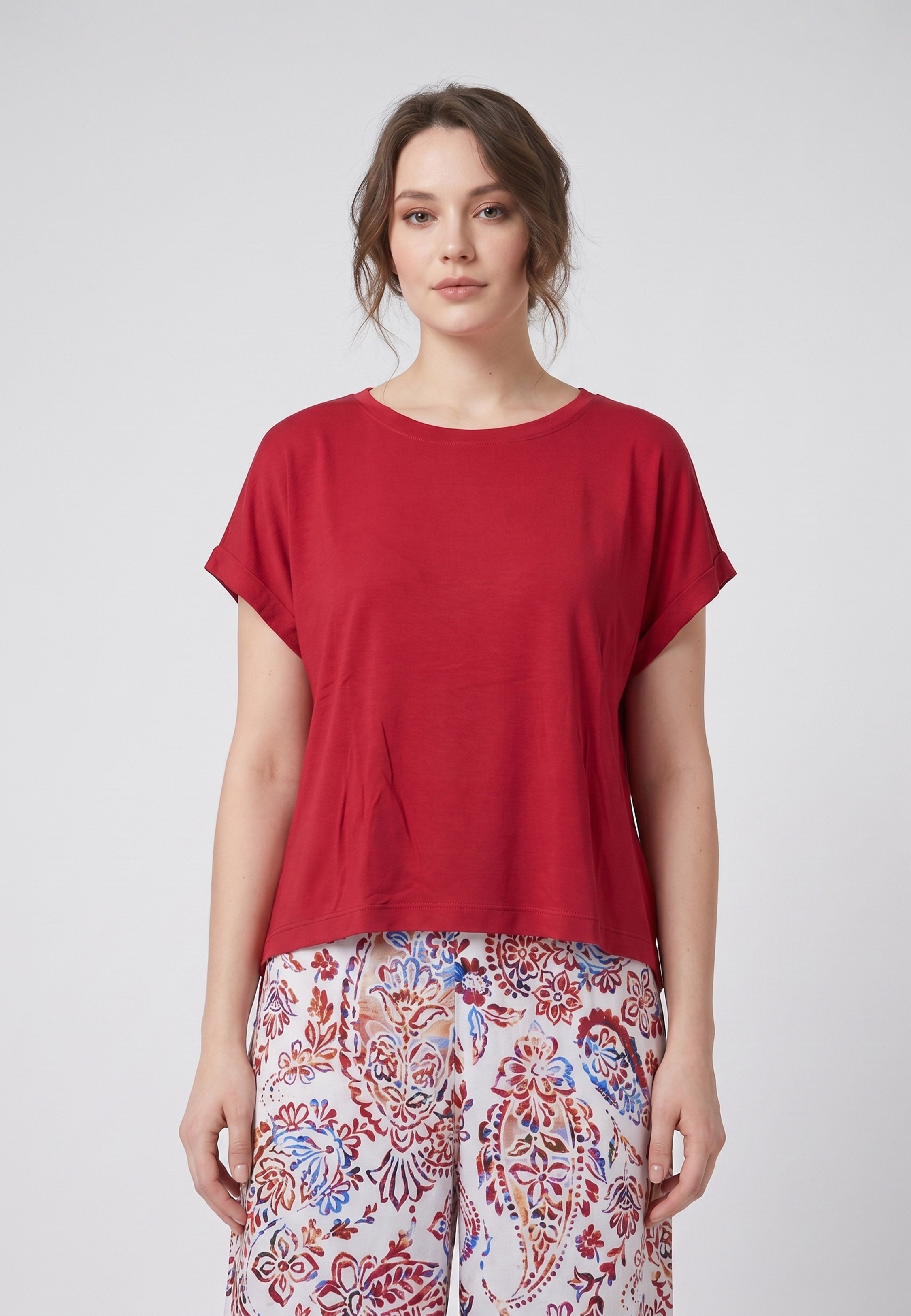 Femme portant un pyjama deux pièces t-shirt oversize uni blanc et pantacourt large imprimé fleuri multicolore rouge Rosabella Chic Line