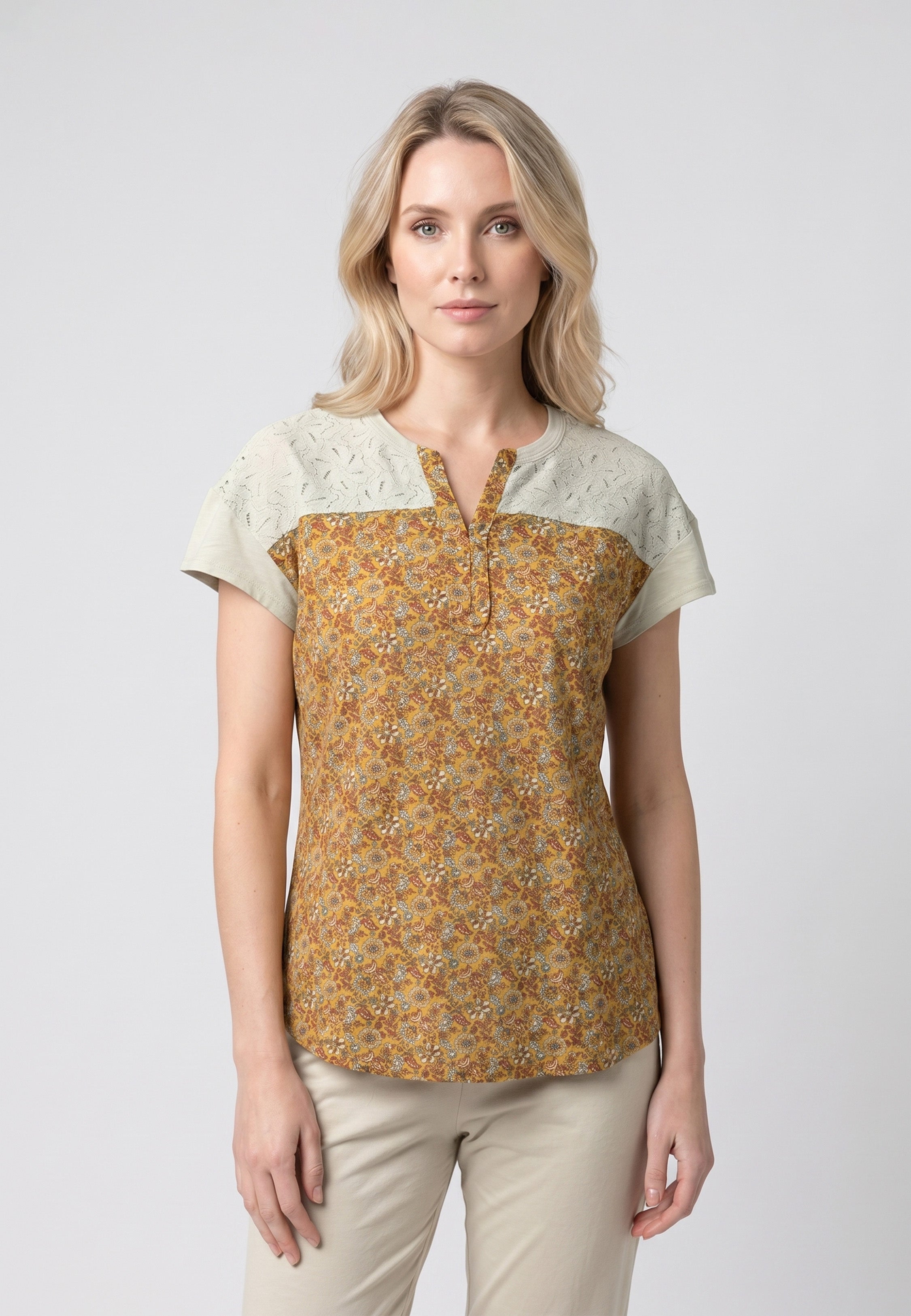 Pyjama pantacourt T-shirt col tunisien avec yoke broderie anglaise crème et corps imprimé floral moutarde avec pantacourt crème assorti