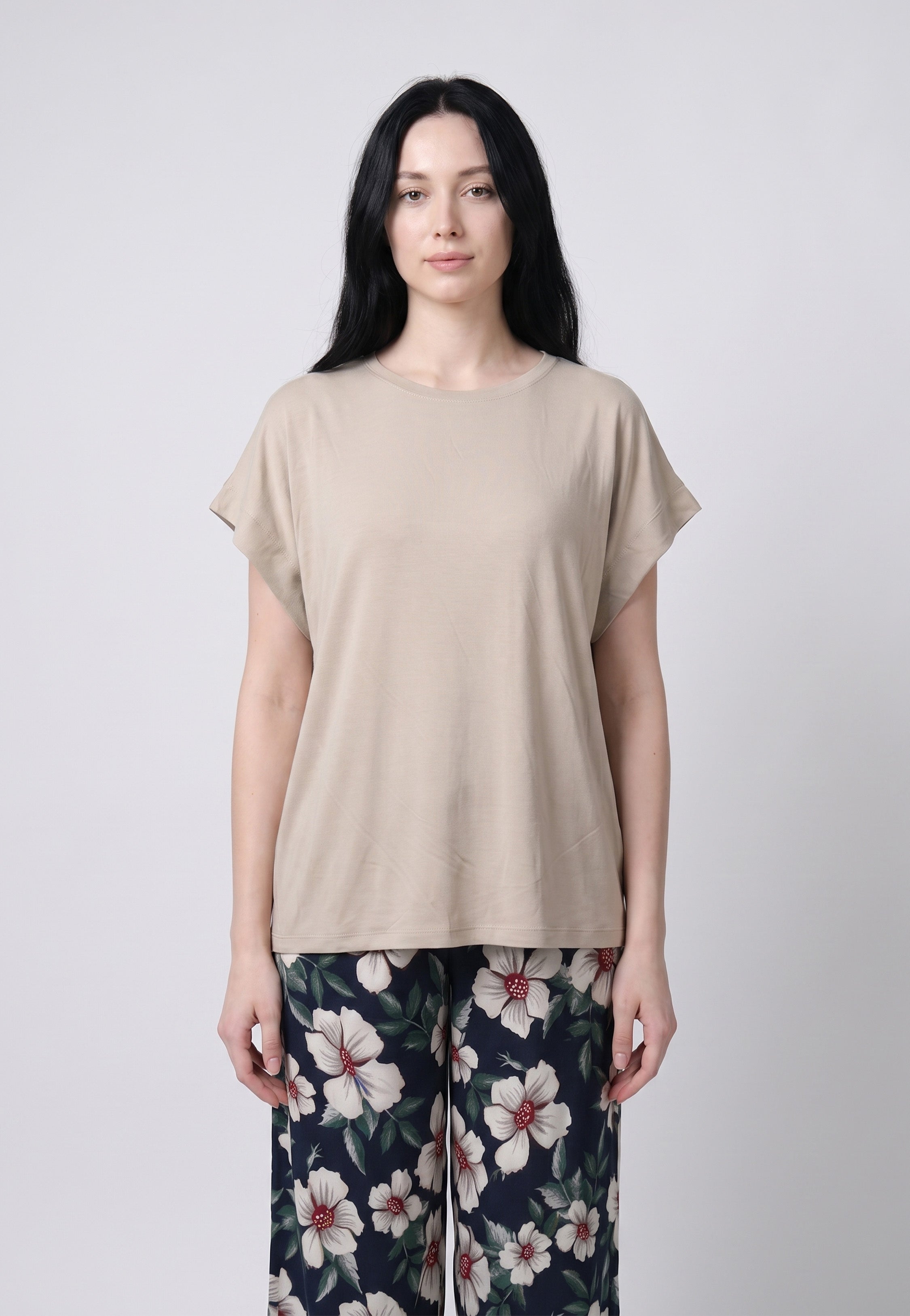 Pyjama pantalon long deux pièces T-shirt col rond beige manches courtes et pantalon large fond marine imprimé grandes fleurs hibiscus blanc et bordeaux