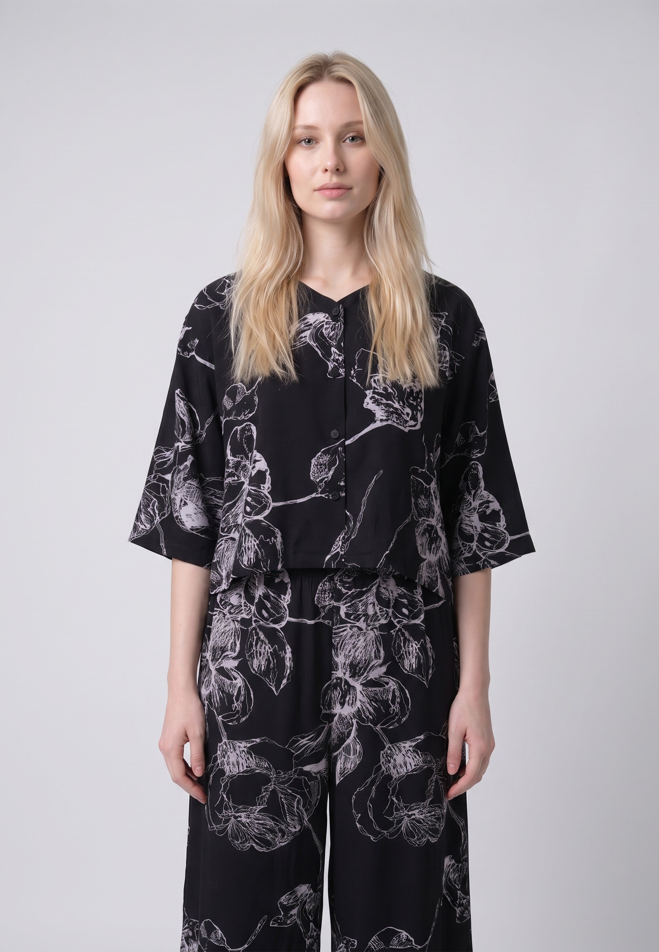 Femme portant un blouse manches 3/4 & pantacourt grandes fleurs écru fond noir Rosabella