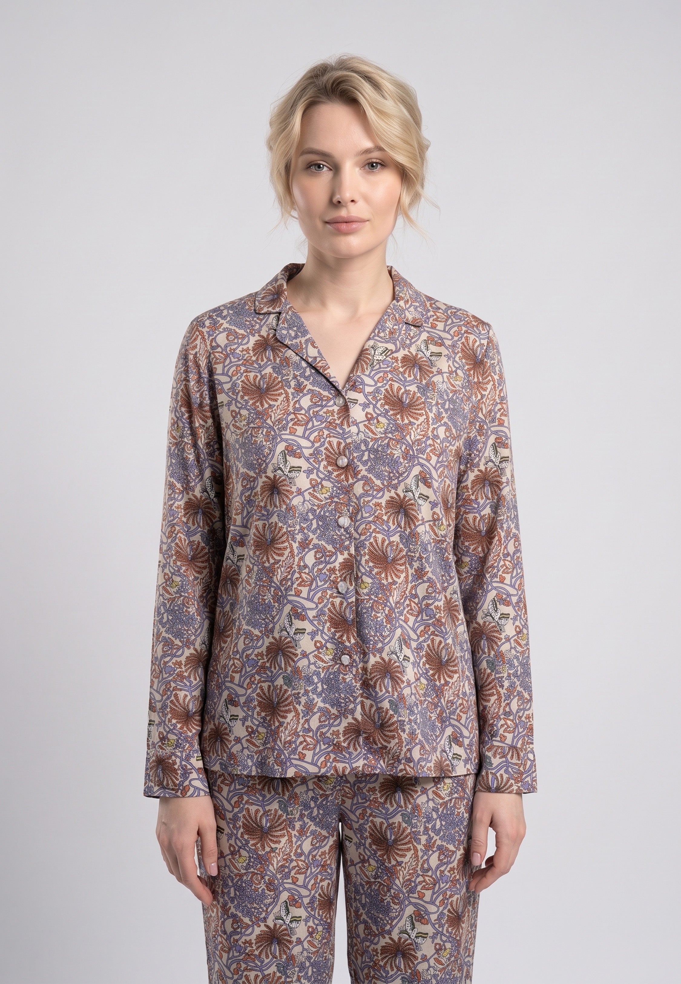 Femme portant pyjama chemise boutonnée col cranté & pantalon long imprimé fleuri bleu Rosabella