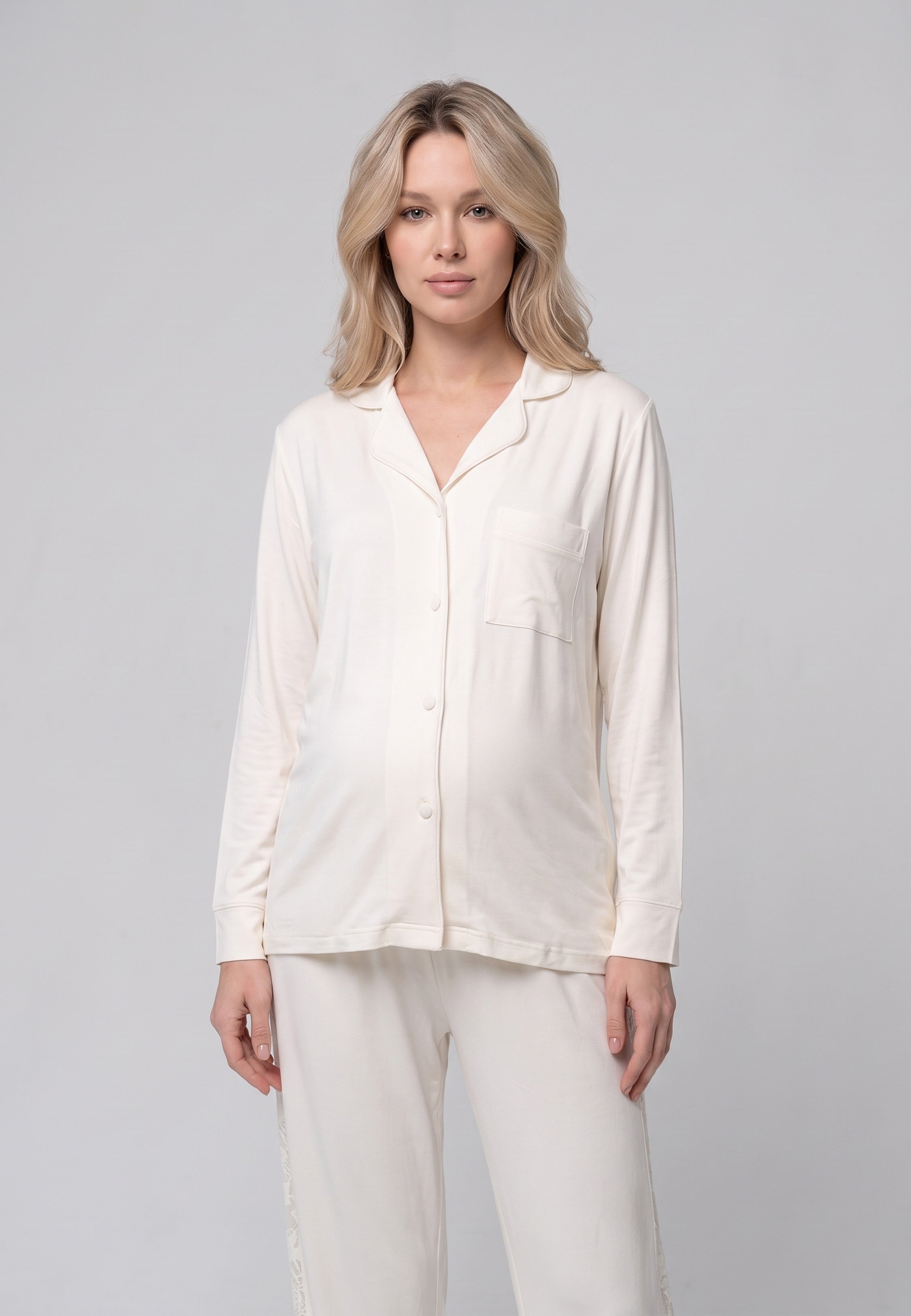 Femme enceinte portant pyjama maternité chemise boutonnée & pantalon blanc cassé Rosabella